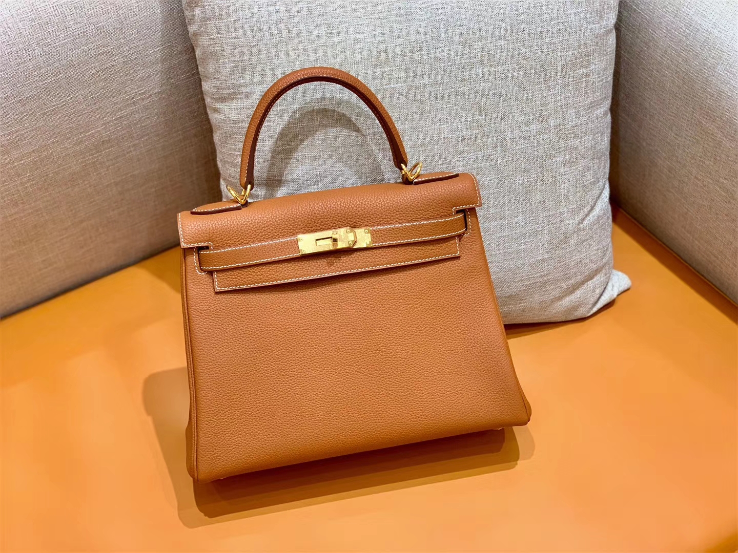 Hermès（爱马仕）Kelly 凯莉包 金棕色 小牛皮 金扣 28cm