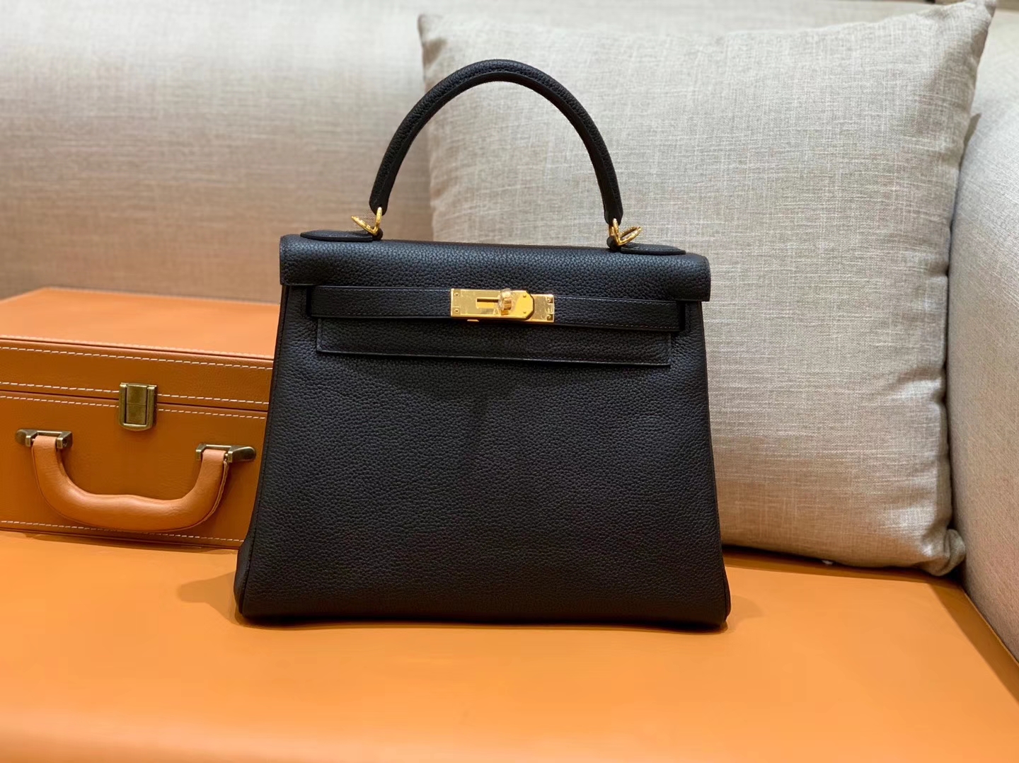 Hermès（爱马仕）新出现货 Kelly 凯莉包 经典黑色 金扣 28cm