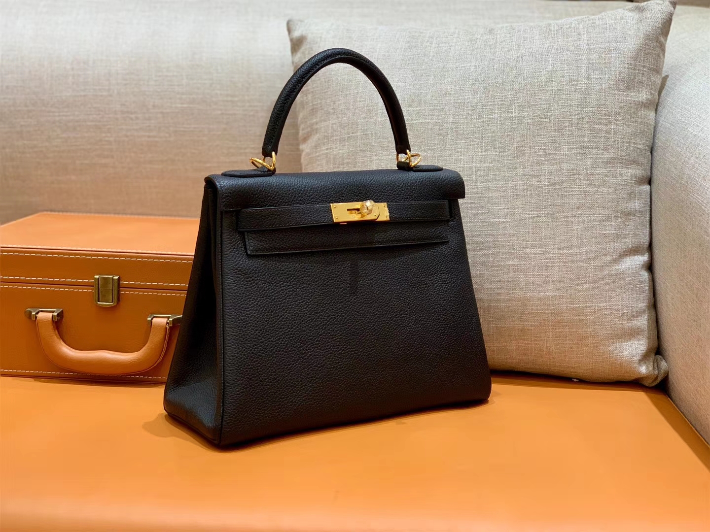 Hermès（爱马仕）新出现货 Kelly 凯莉包 经典黑色 金扣 28cm