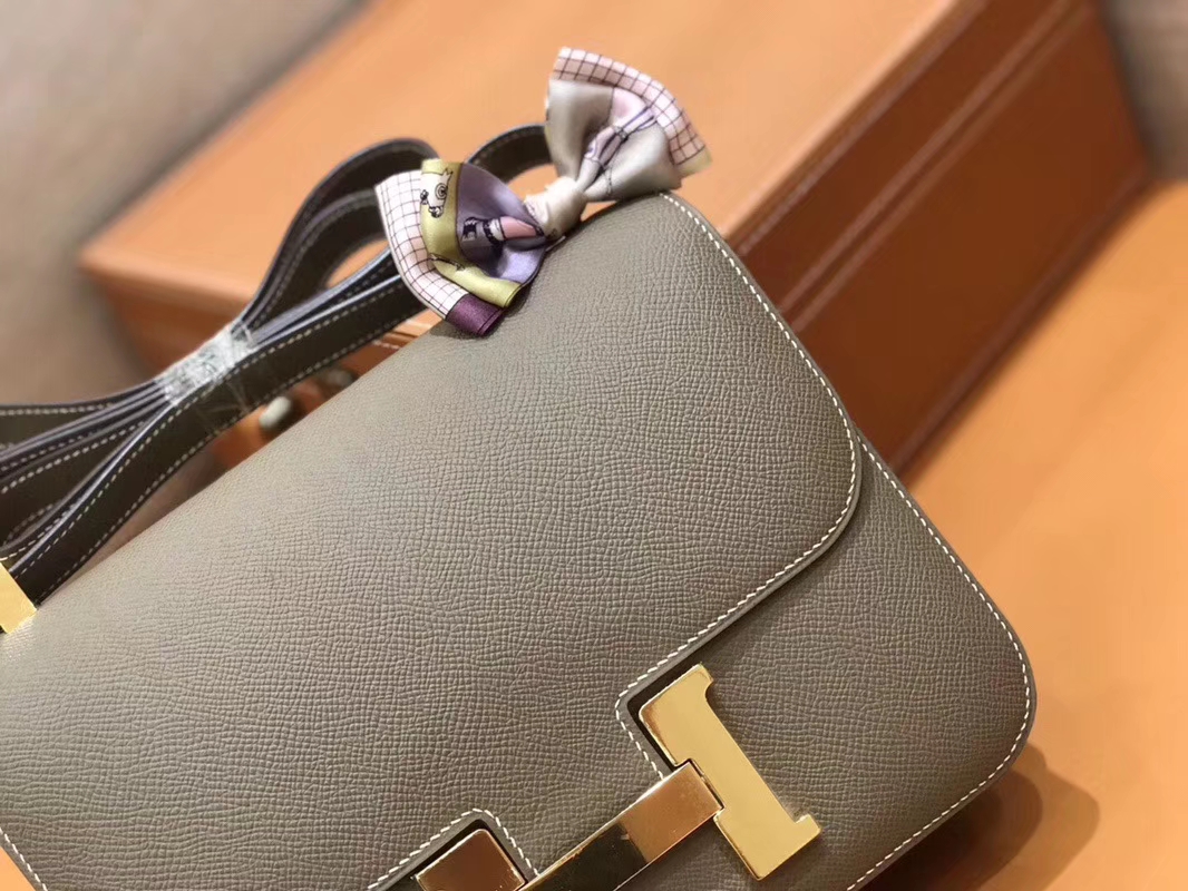 Hermès（爱马仕）Constance 空姐包 巴黎灰 掌纹牛皮 全手工缝制 金扣 18cm 现货