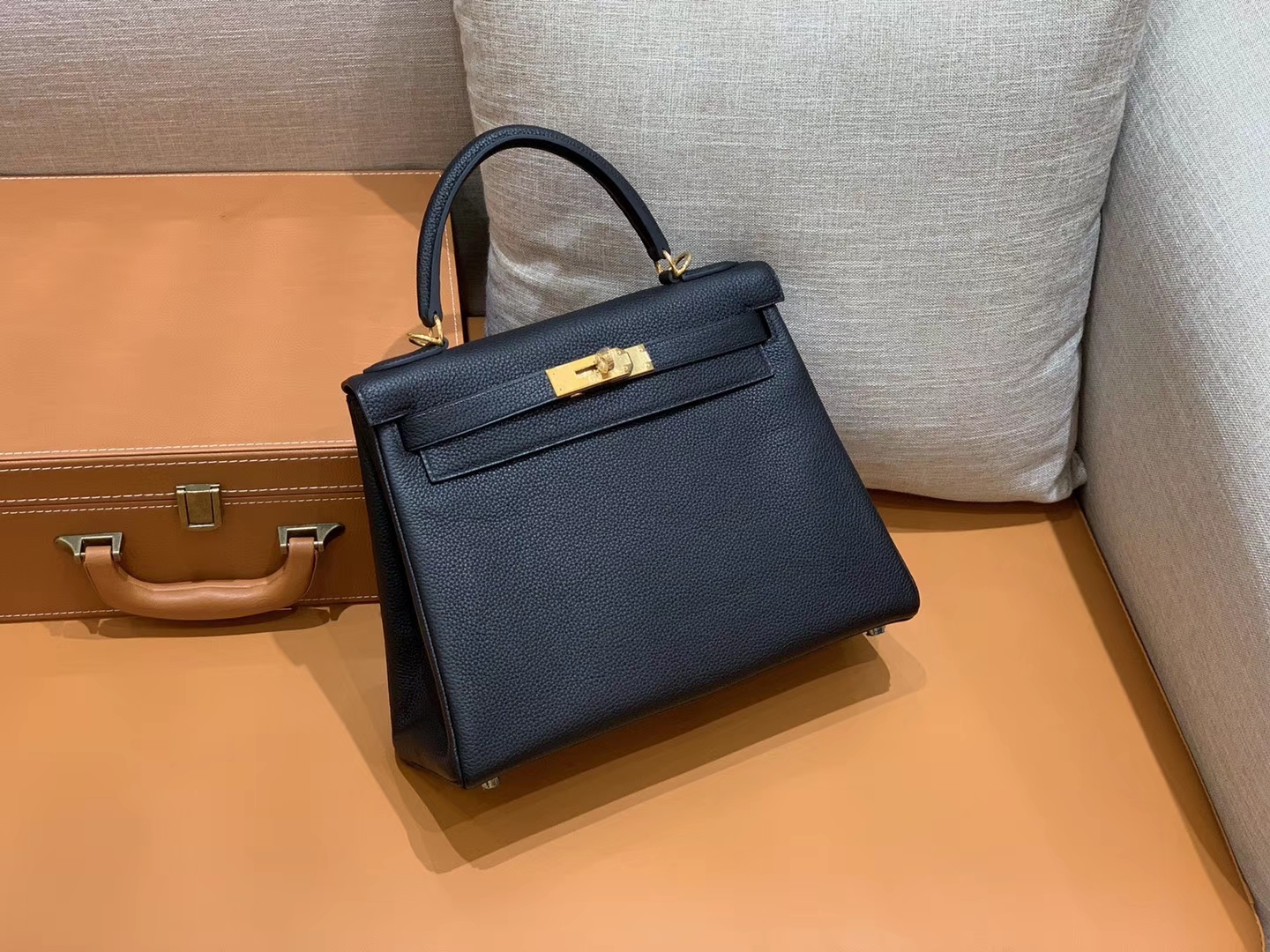 Hermès（爱马仕）新出现货 Kelly 凯莉包 经典黑色 金扣 28cm