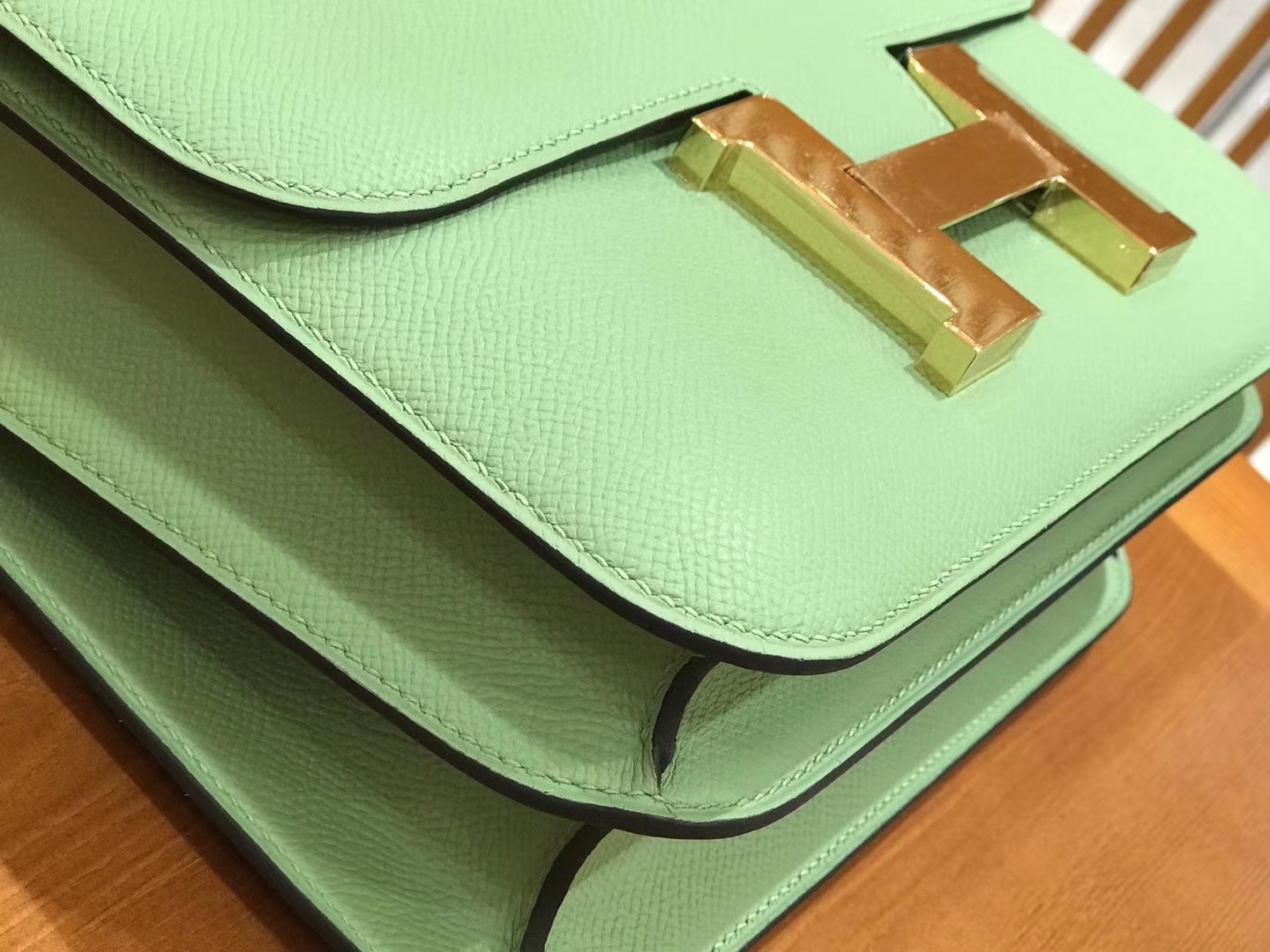 Hermès（爱马仕）Constance空姐包 掌纹牛皮 牛油果绿 金扣 24cm 蜡线 全手工缝制