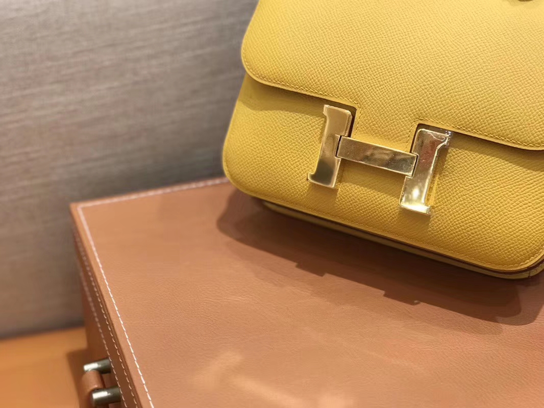 Hermès（爱马仕）Constance 空姐包 琥珀黄 掌纹牛皮 全手工缝制 金扣 18cm 现货
