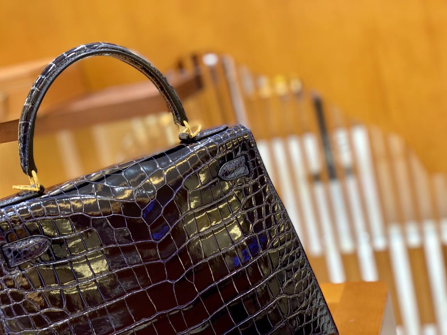 Hermès（爱马仕）Kelly 凯莉包 鳄鱼皮 午夜蓝 金扣 28cm 现货
