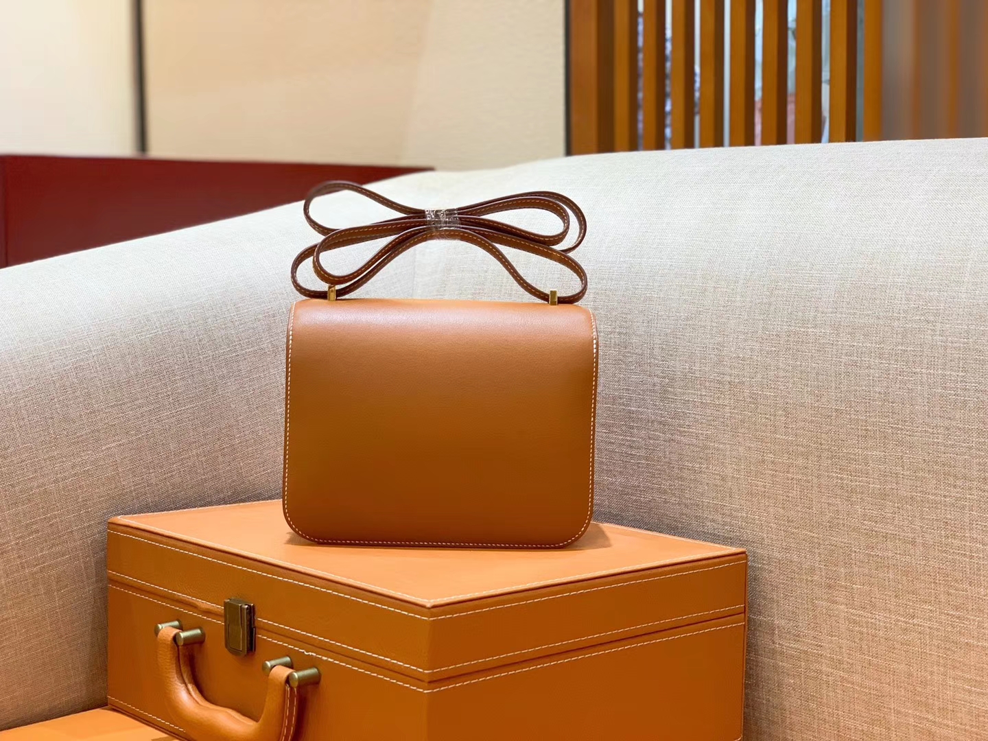 Hermès（爱马仕）Constance 空姐包 金棕色 掌纹牛皮 全手工缝制 金扣 18cm 现货