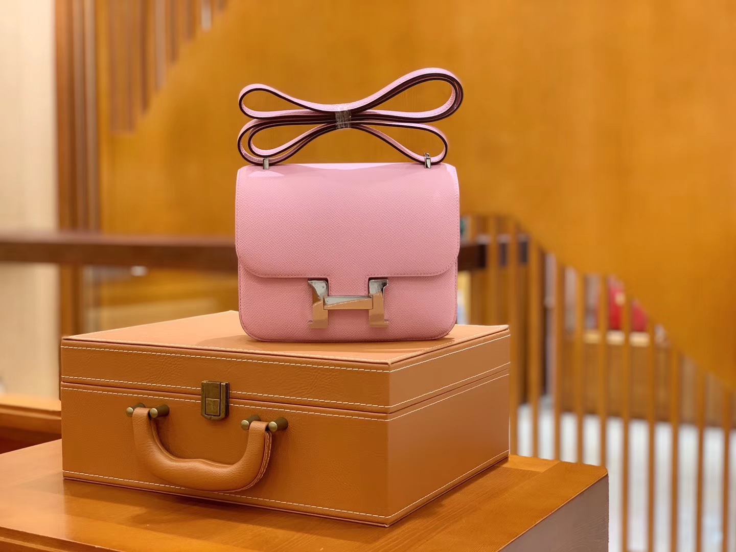 Hermès（爱马仕）Constance 空姐包 奶昔粉 掌纹牛皮 全手工缝制 银扣 18cm 现货