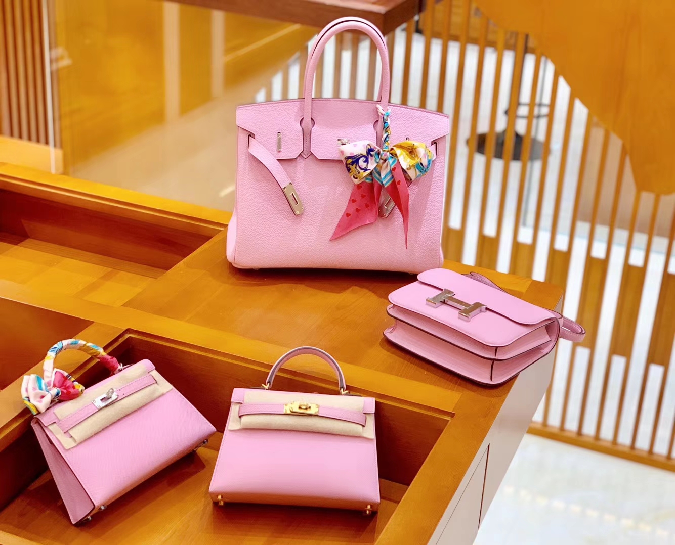 Hermès（爱马仕）Constance 空姐包 奶昔粉 掌纹牛皮 全手工缝制 银扣 18cm 现货