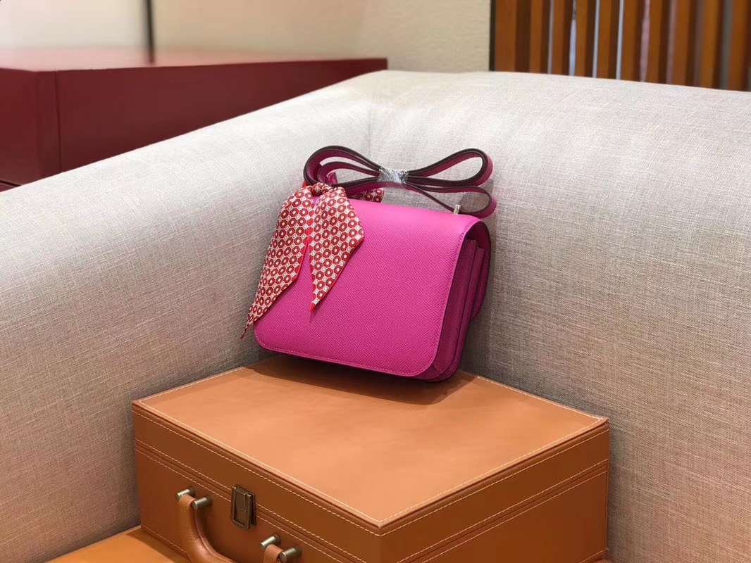 Hermès（爱马仕）Constance 空姐包 极致粉 掌纹牛皮 全手工缝制 银扣 18cm 现货