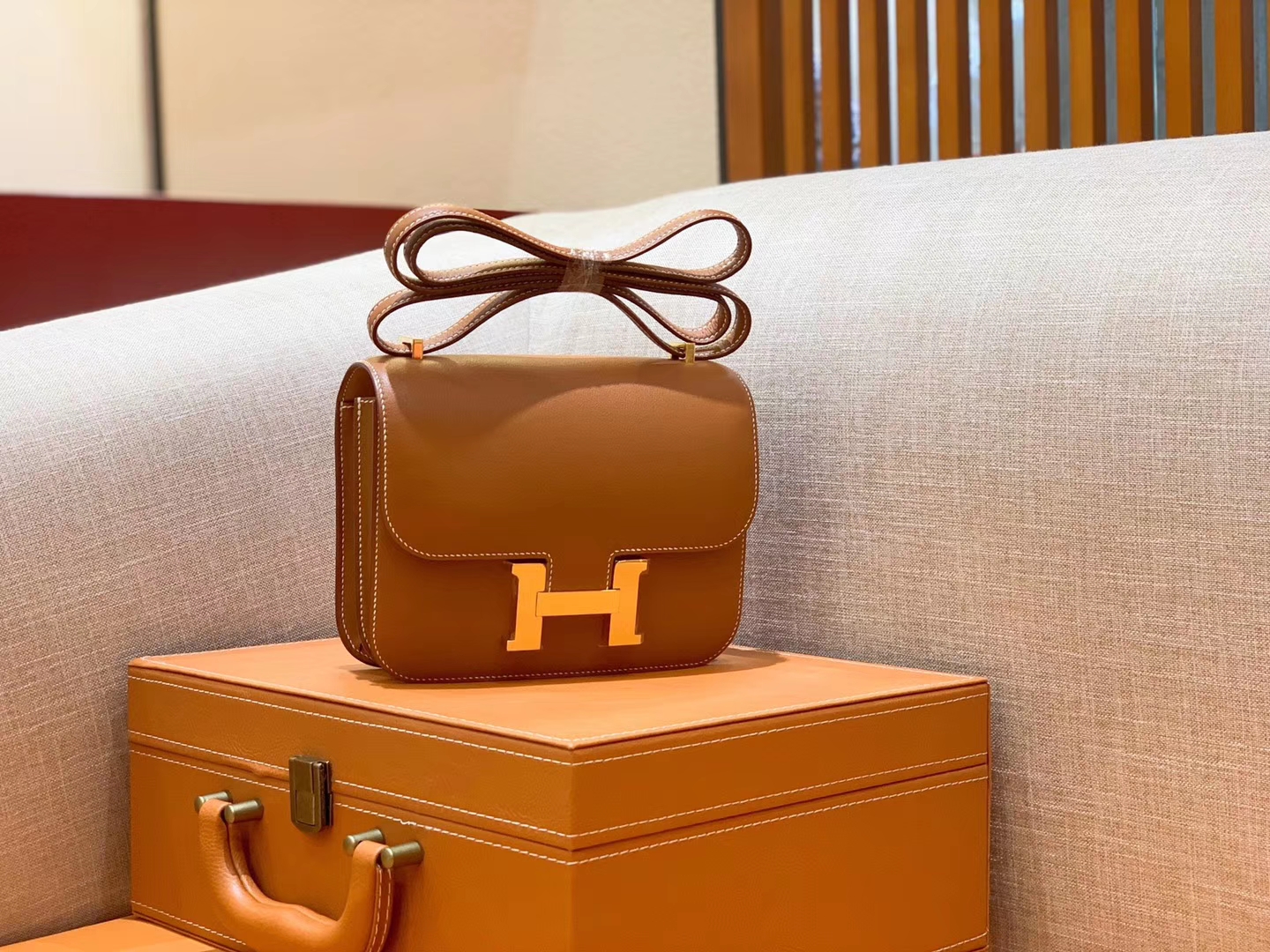 Hermès（爱马仕）Constance 空姐包 金棕色 掌纹牛皮 全手工缝制 金扣 18cm 现货