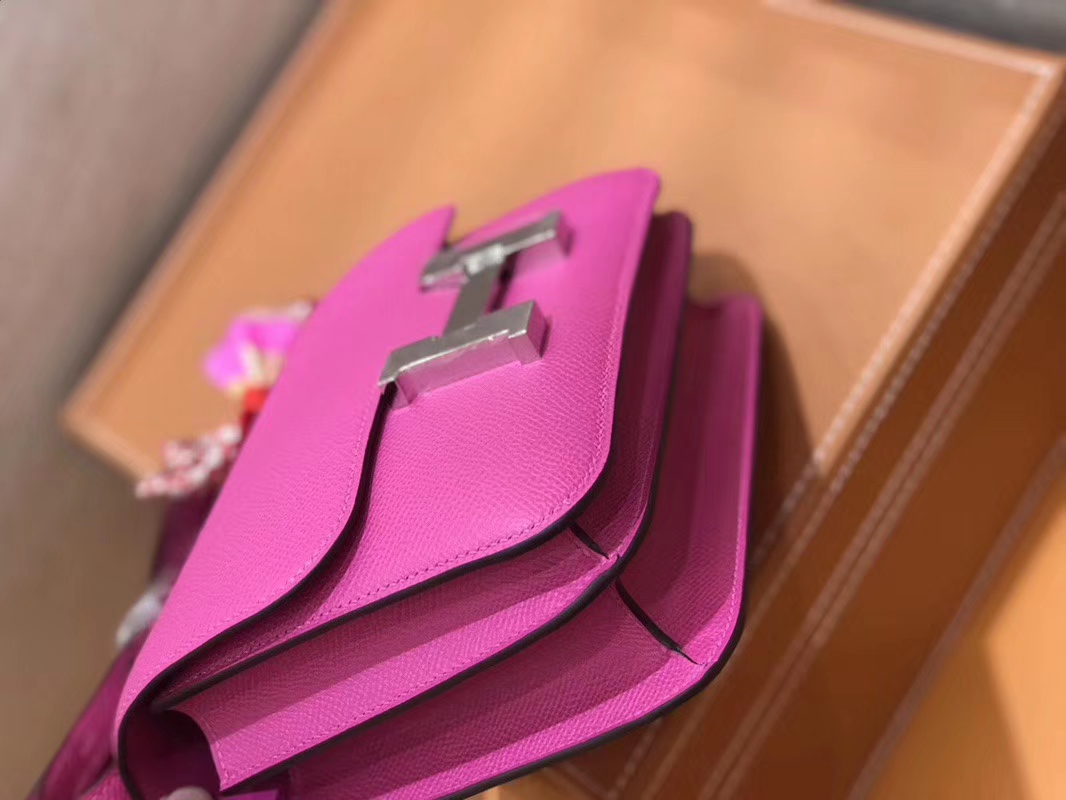 Hermès（爱马仕）Constance 空姐包 极致粉 掌纹牛皮 全手工缝制 银扣 18cm 现货