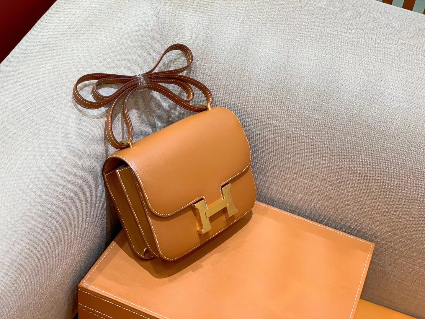 Hermès（爱马仕）Constance 空姐包 金棕色 掌纹牛皮 全手工缝制 金扣 18cm 现货