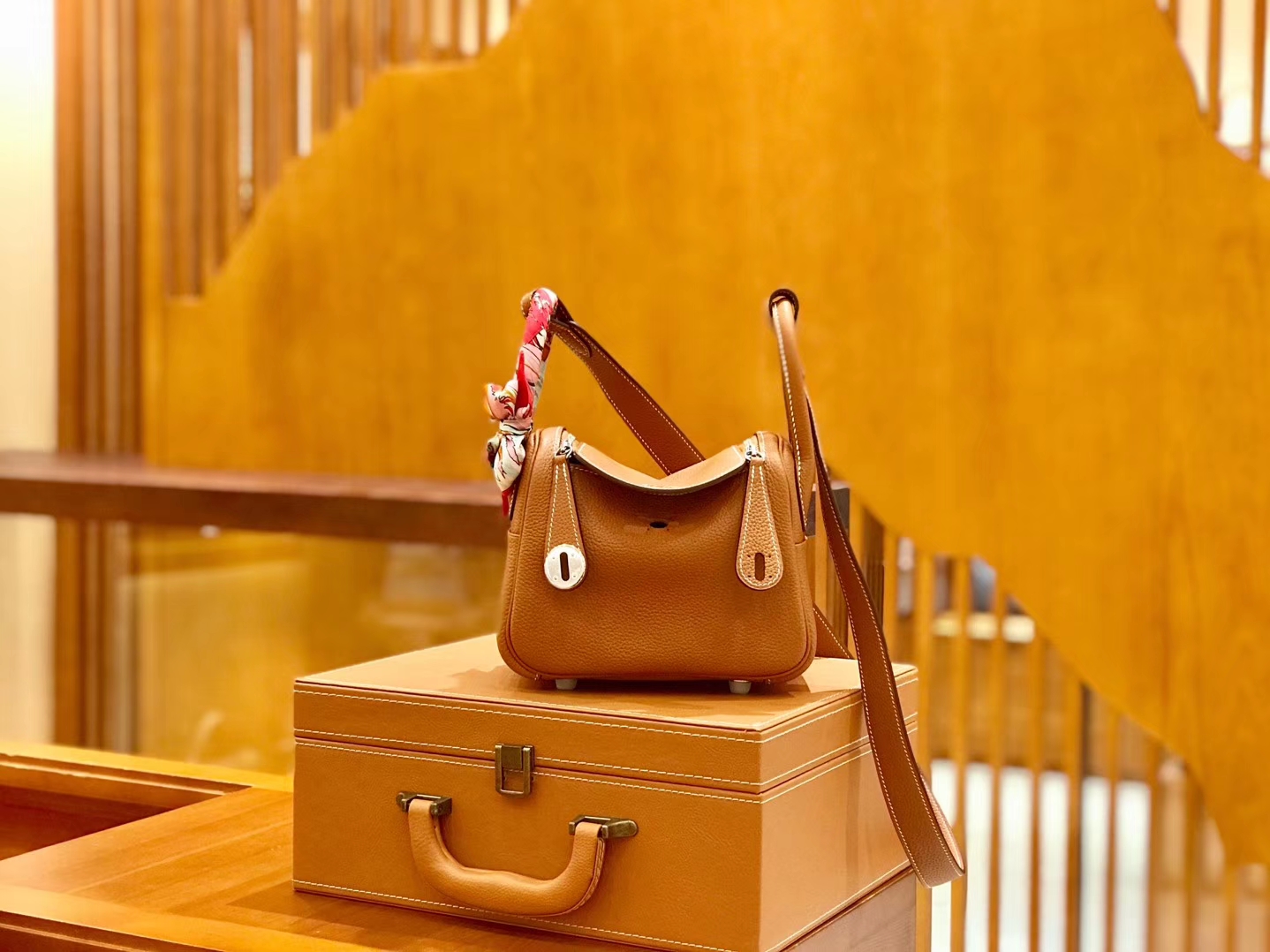 Hermès（爱马仕）Lindy 18cm 金棕色 银扣 小牛皮 全手工缝制