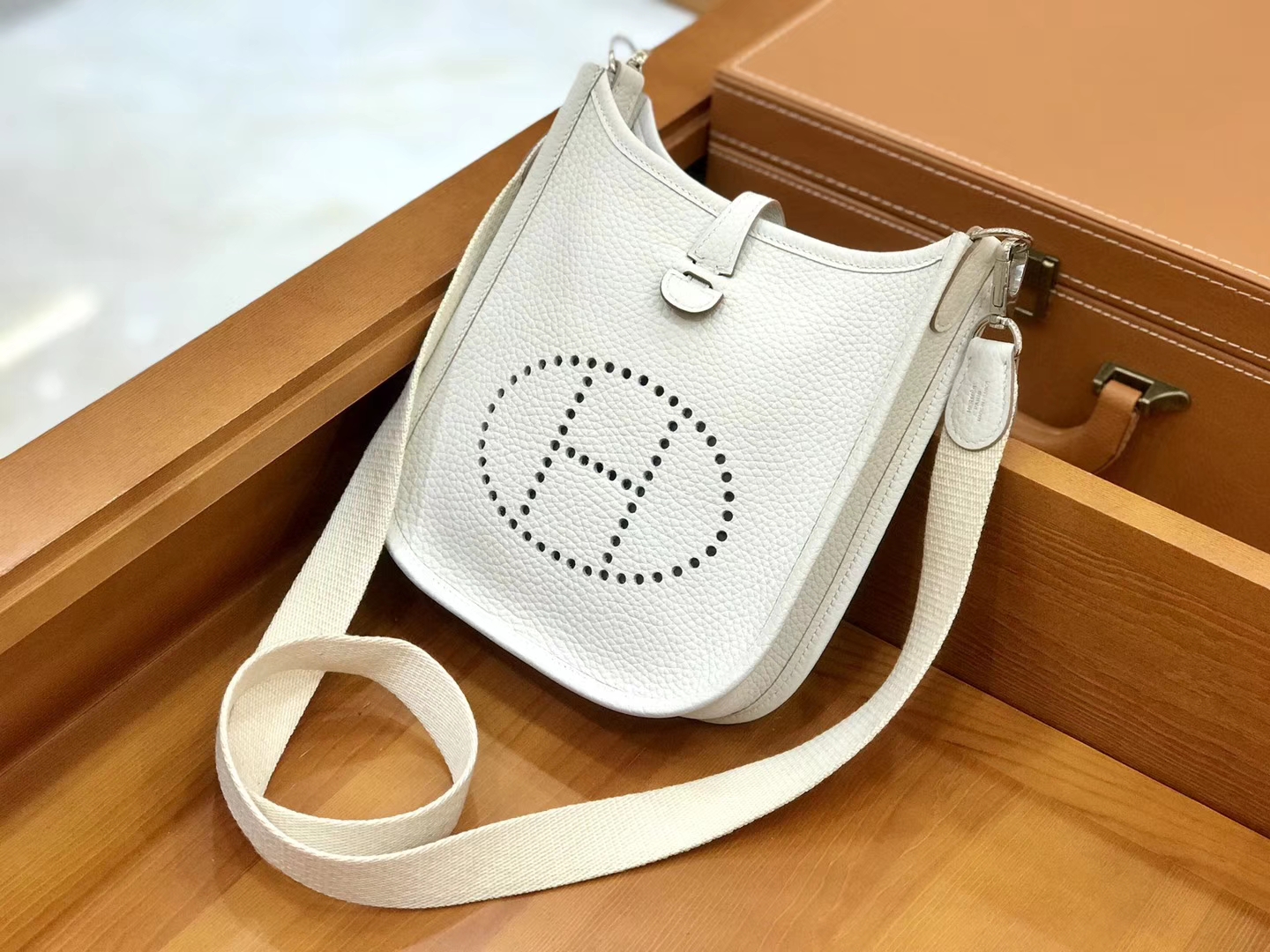 Hermès（爱马仕）Evelyne 伊芙琳 16cm 奶昔白