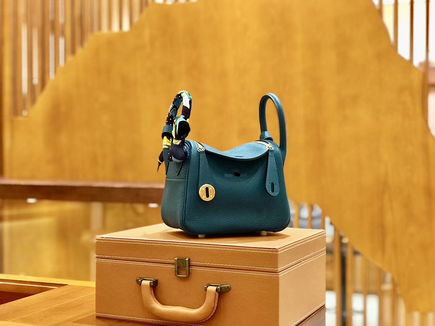Hermès（爱马仕）Lindy 18cm 靛蓝色 金扣 全手工缝制