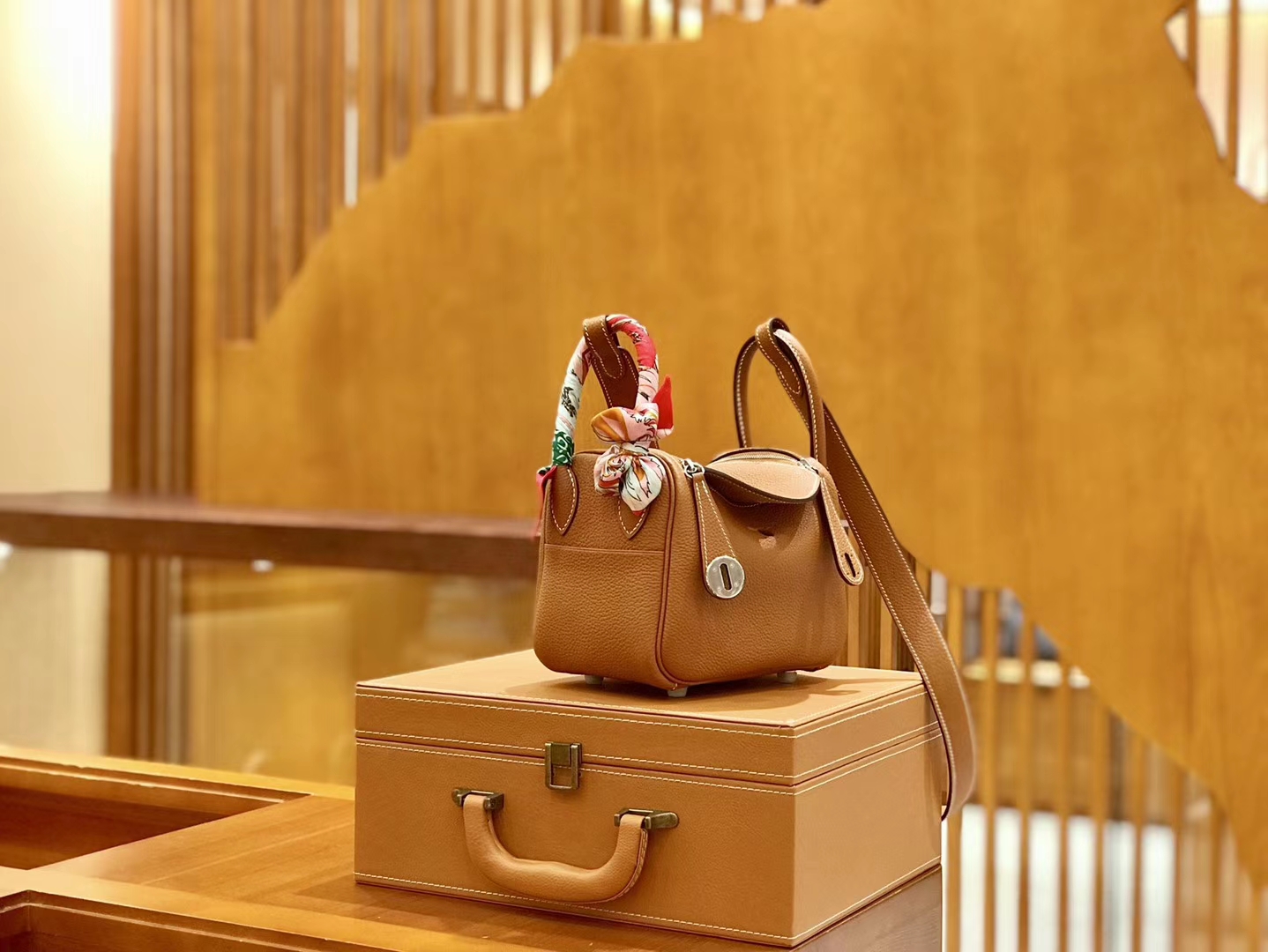 Hermès（爱马仕）Lindy 18cm 金棕色 银扣 小牛皮 全手工缝制