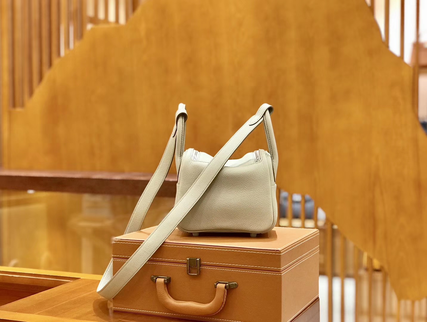 Hermès（爱马仕）Lindy 18cm 珍珠灰 银扣 小牛皮 全手工缝制