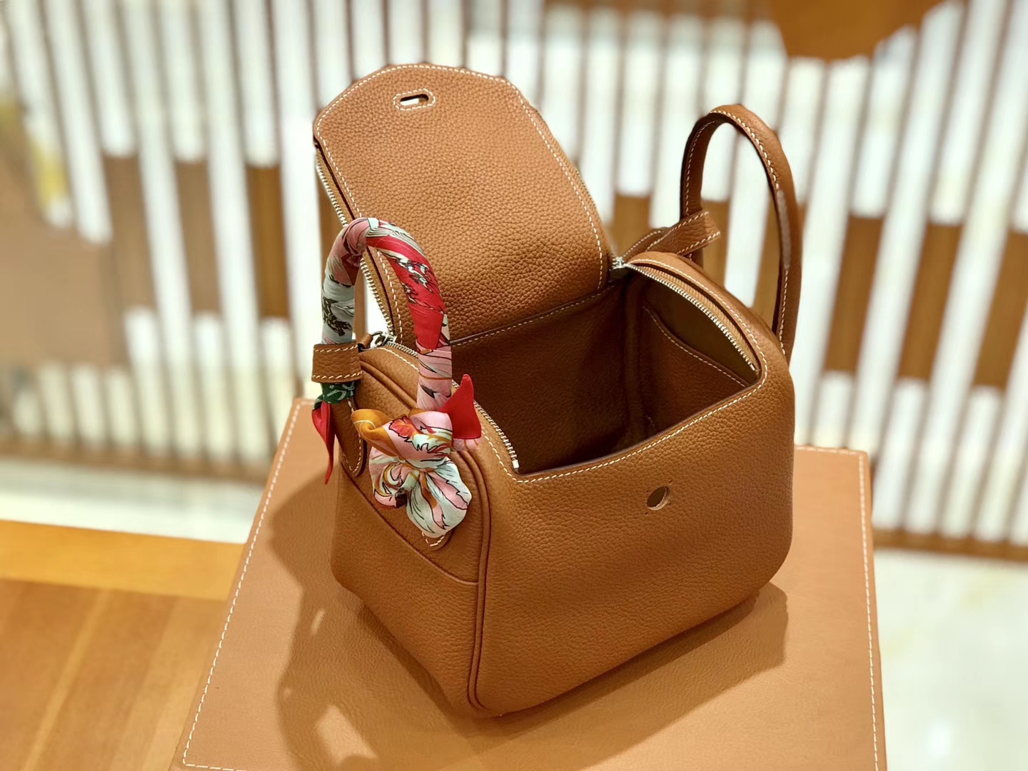 Hermès（爱马仕）Lindy 18cm 金棕色 银扣 小牛皮 全手工缝制