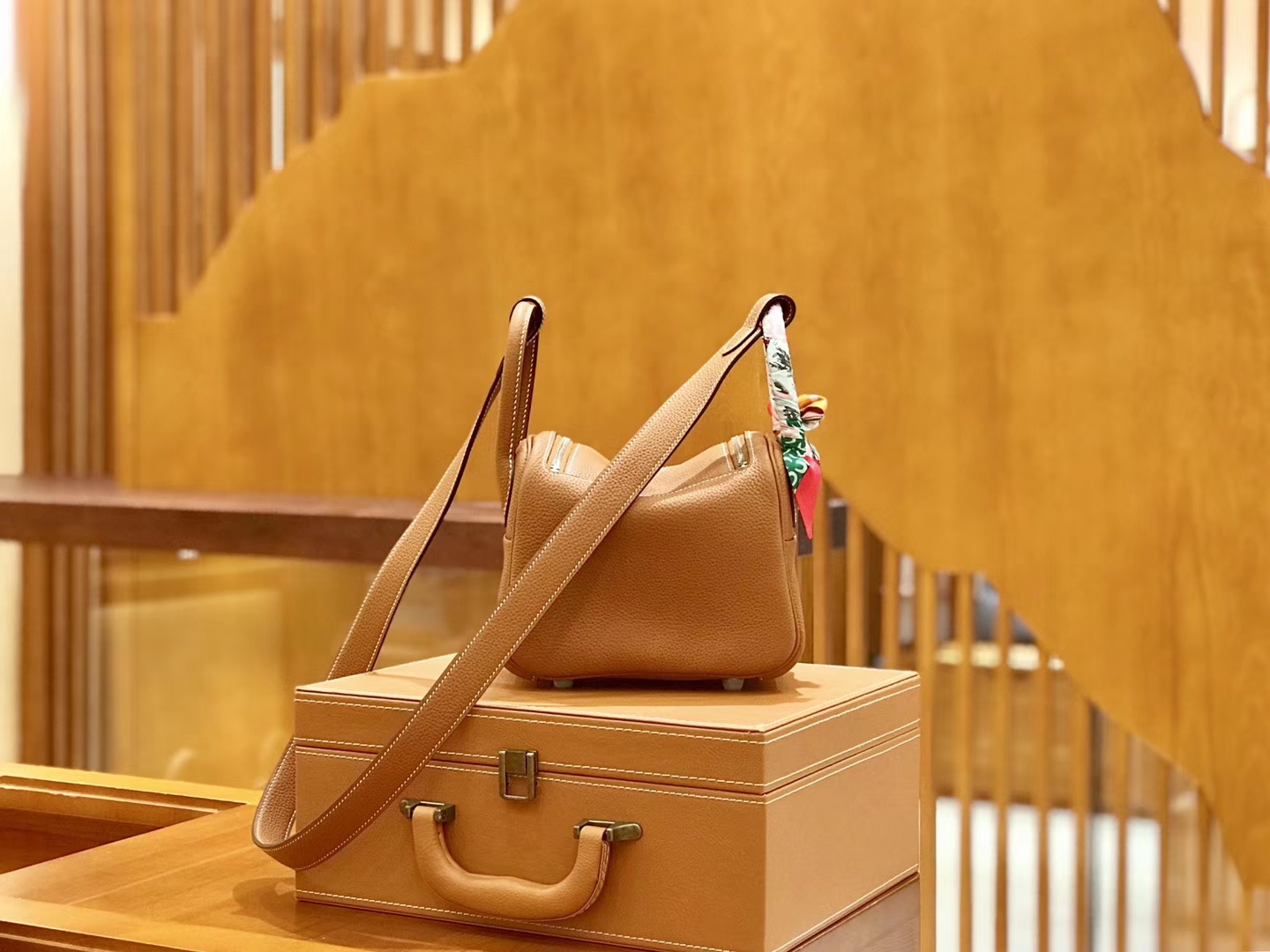 Hermès（爱马仕）Lindy 18cm 金棕色 银扣 小牛皮 全手工缝制
