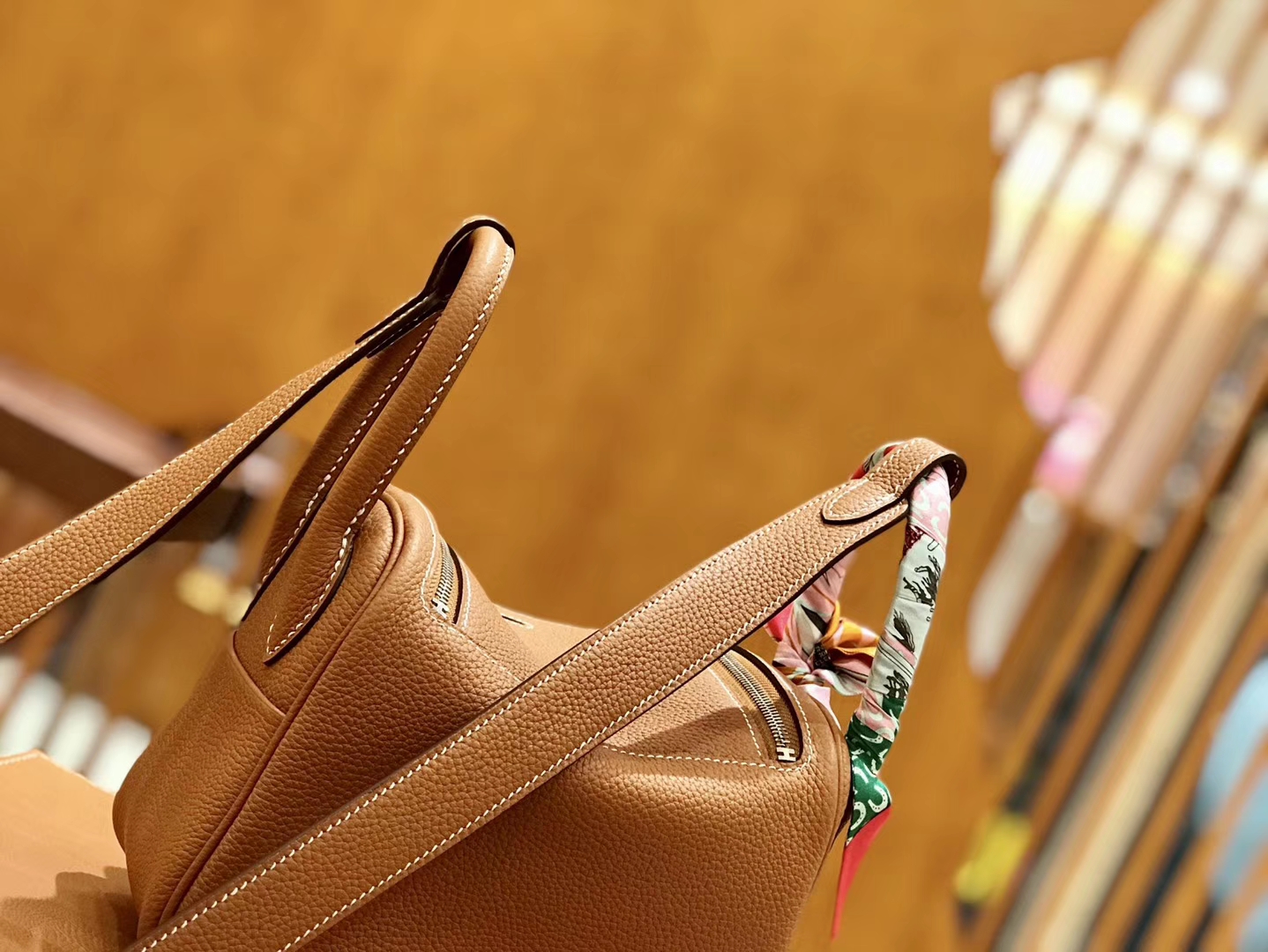 Hermès（爱马仕）Lindy 18cm 金棕色 银扣 小牛皮 全手工缝制