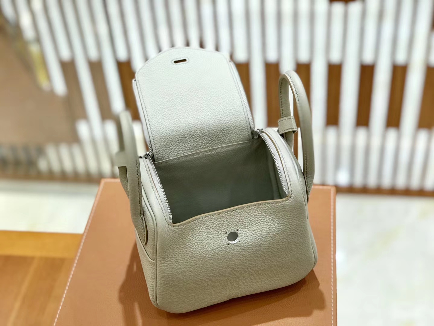 Hermès（爱马仕）Lindy 18cm 珍珠灰 银扣 小牛皮 全手工缝制