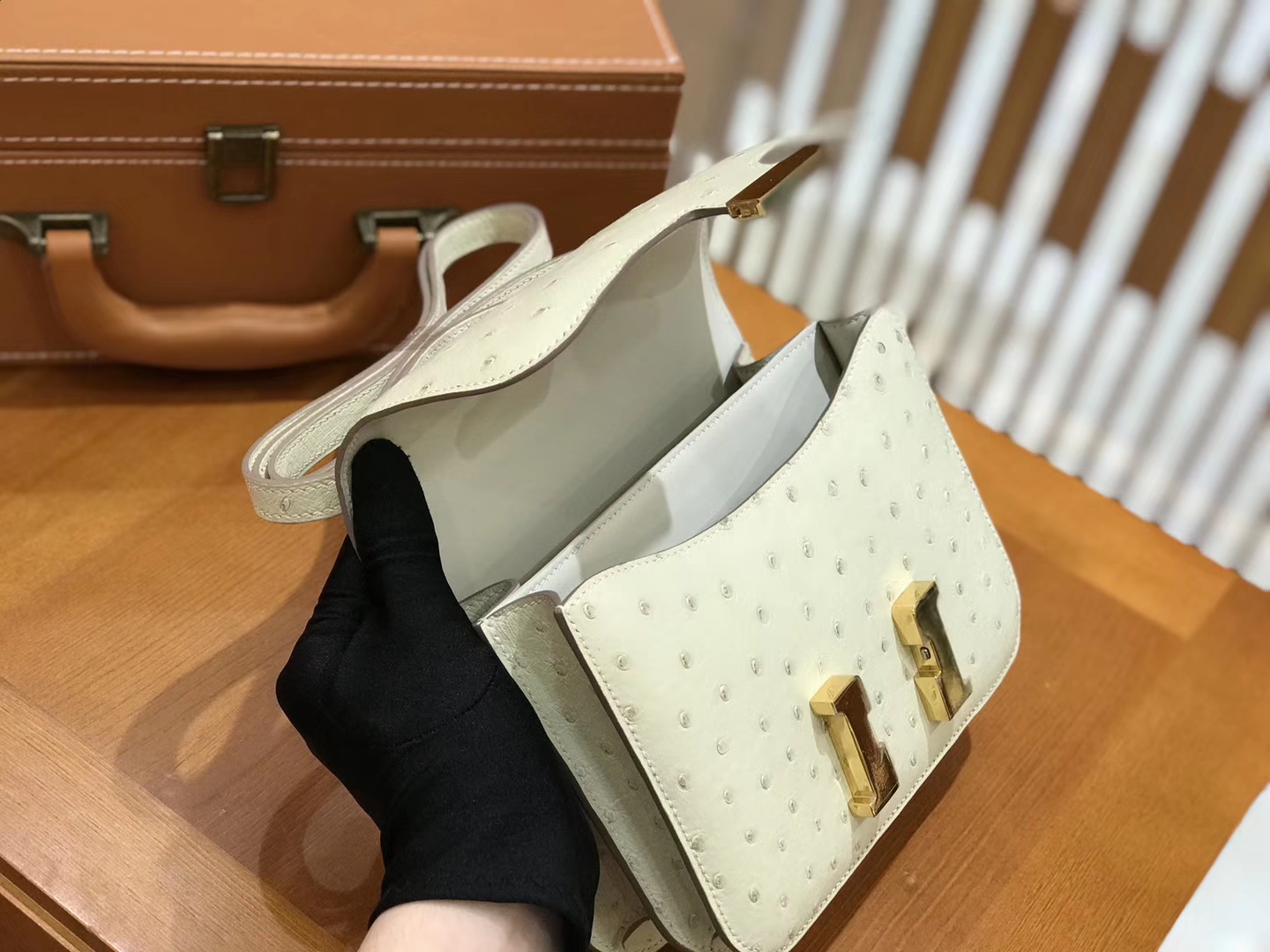 Hermès（爱马仕）Constance 18cm 鸵鸟皮 奶昔白 金扣 全手工缝制 现货