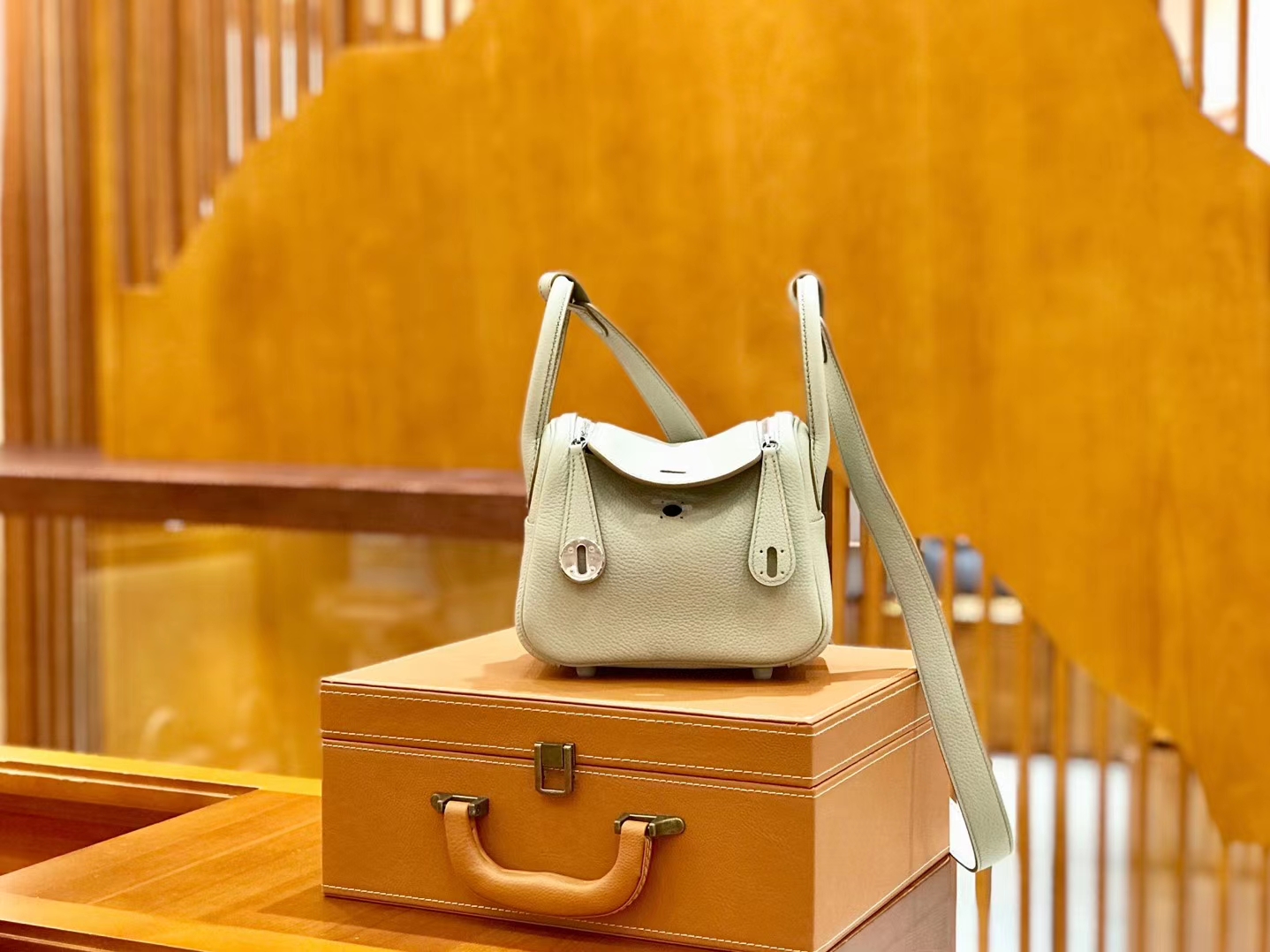 Hermès（爱马仕）Lindy 18cm 珍珠灰 银扣 小牛皮 全手工缝制