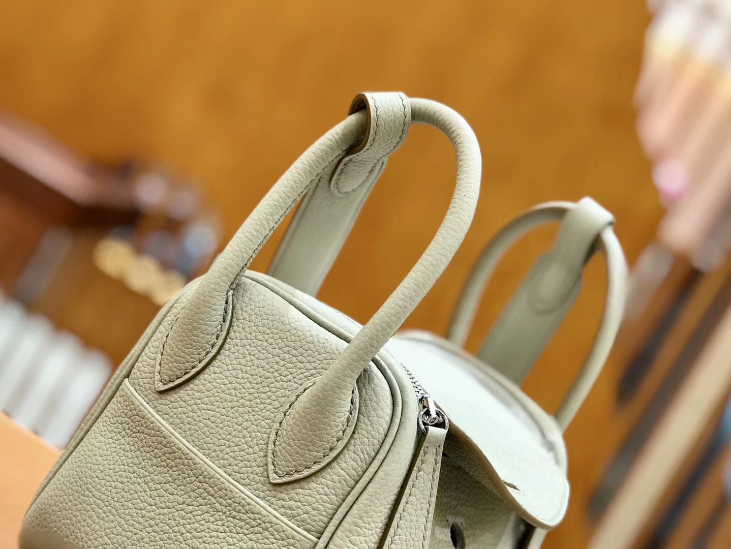 Hermès（爱马仕）Lindy 18cm 珍珠灰 银扣 小牛皮 全手工缝制