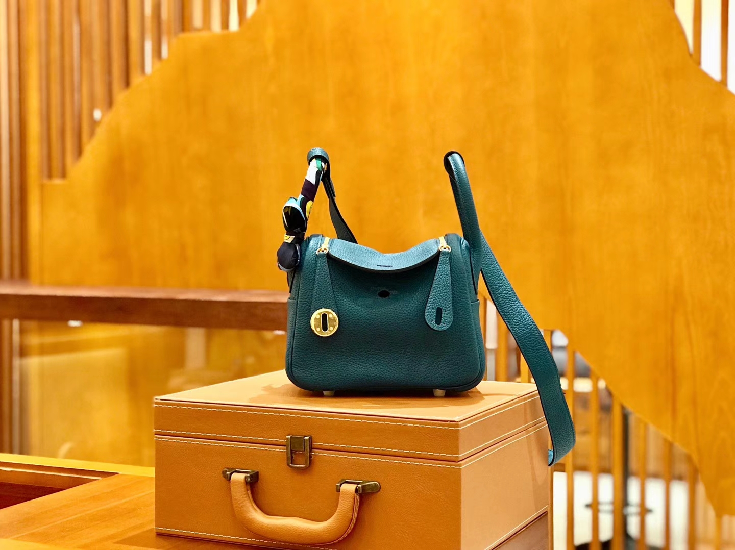 Hermès（爱马仕）Lindy 18cm 靛蓝色 金扣 全手工缝制
