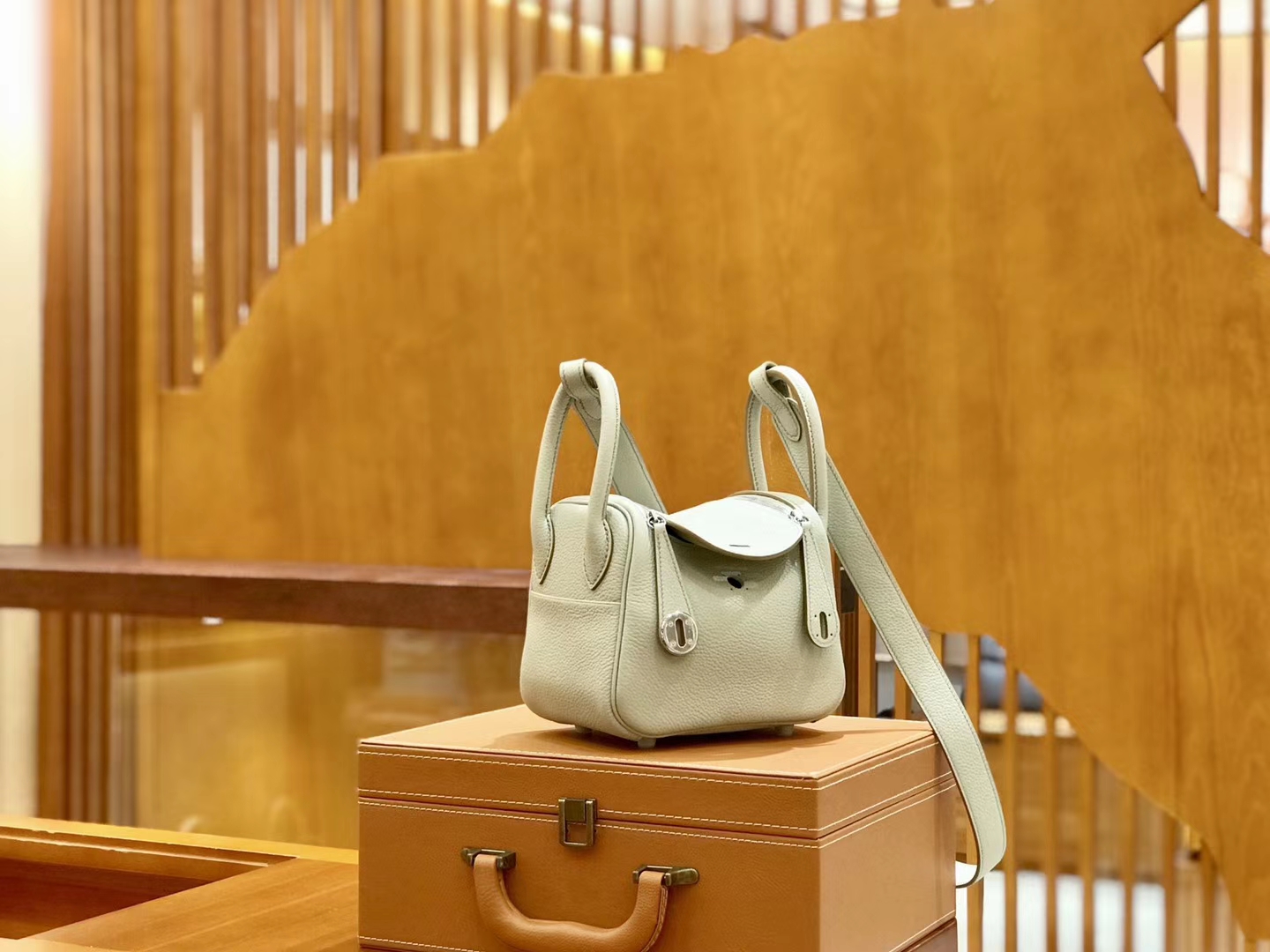 Hermès（爱马仕）Lindy 18cm 珍珠灰 银扣 小牛皮 全手工缝制