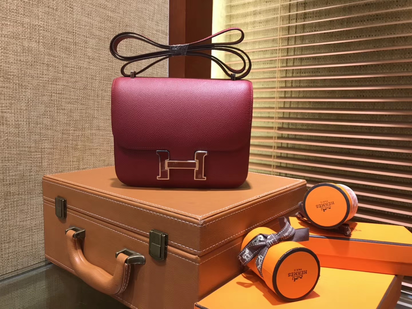 Hermès（爱马仕）Constance 18cm 石榴红 珐琅银扣 掌纹牛皮 全手工缝制 现货