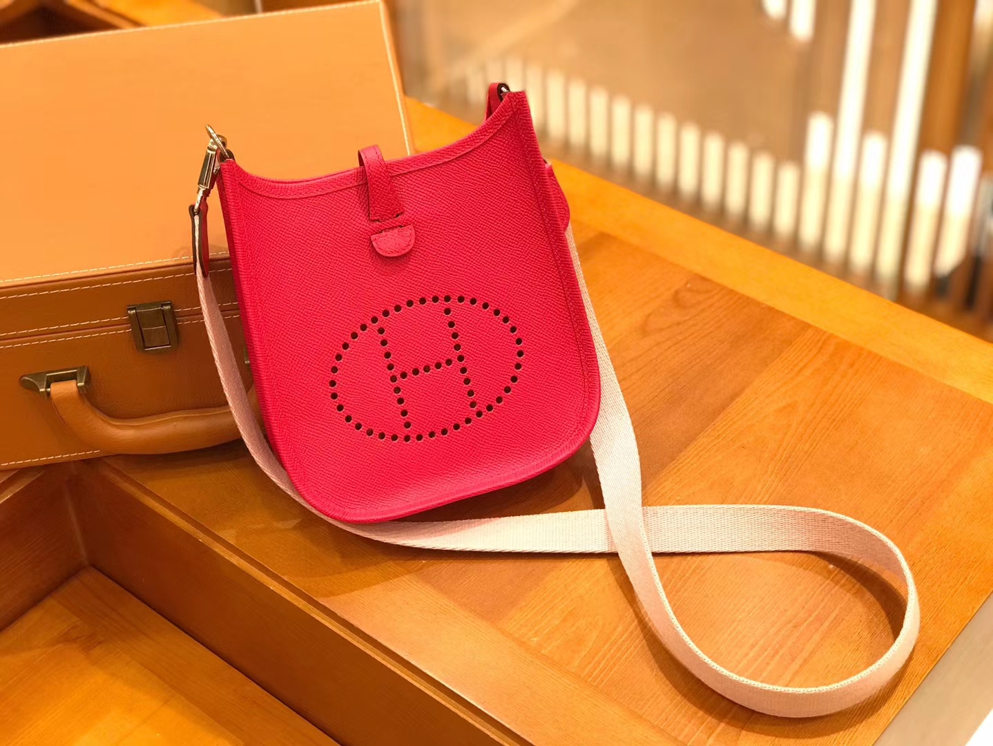 Hermès（爱马仕）Evelyne 伊芙琳 17cm 掌纹牛皮 极致粉