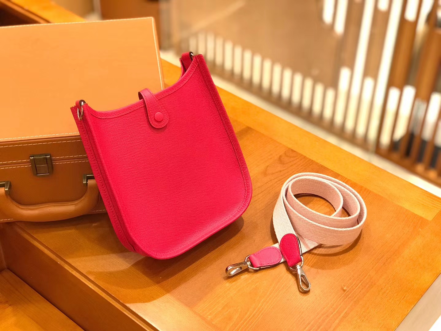 Hermès（爱马仕）Evelyne 伊芙琳 17cm 掌纹牛皮 极致粉