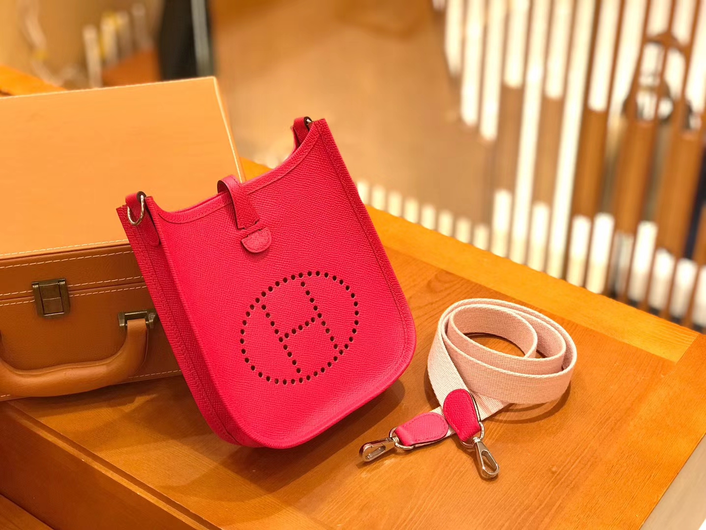 Hermès（爱马仕）Evelyne 伊芙琳 17cm 掌纹牛皮 极致粉
