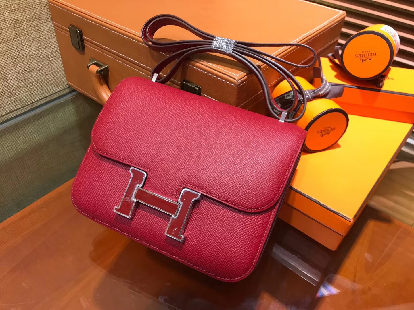 Hermès（爱马仕）Constance 18cm 石榴红 珐琅银扣 掌纹牛皮 全手工缝制 现货