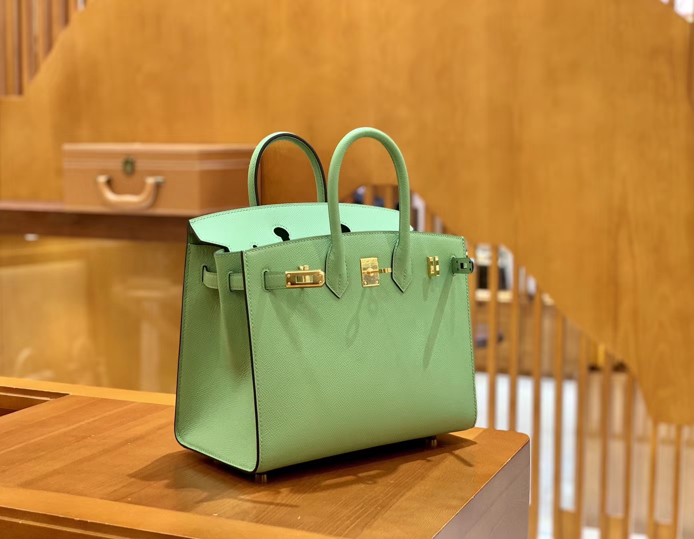 Hermès（爱马仕）Birkin 25cm 掌纹牛皮 牛油果绿 金扣 外缝