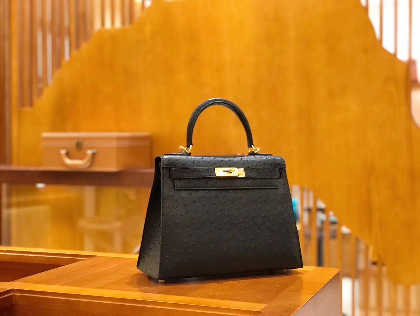 Hermès（爱马仕）Kelly 28cm 经典黑 金扣 南非kk级鸵鸟皮 原版蜜蜡线 顶级手工缝制