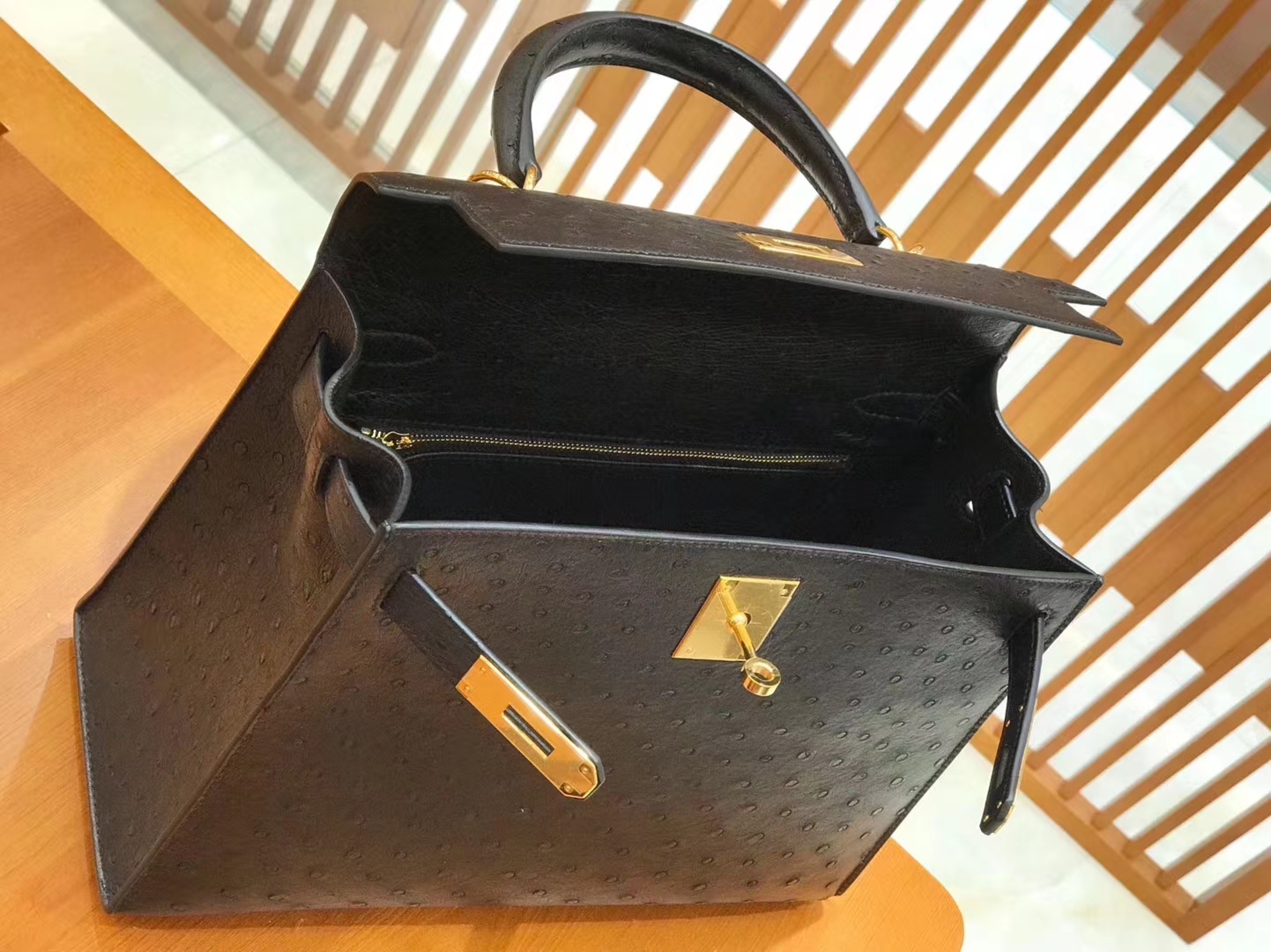 Hermès（爱马仕）Kelly 28cm 经典黑 金扣 南非kk级鸵鸟皮 原版蜜蜡线 顶级手工缝制