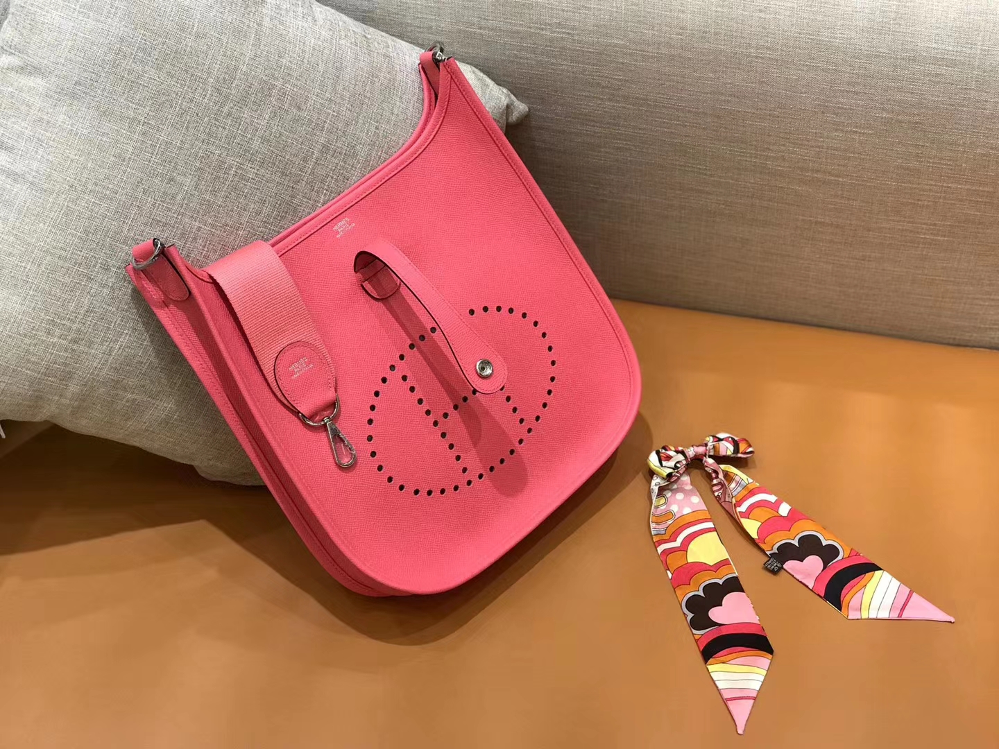 Hermès（爱马仕）伊芙琳 Evelyne 掌纹 唇膏粉 银扣 29cm 全手工缝制
