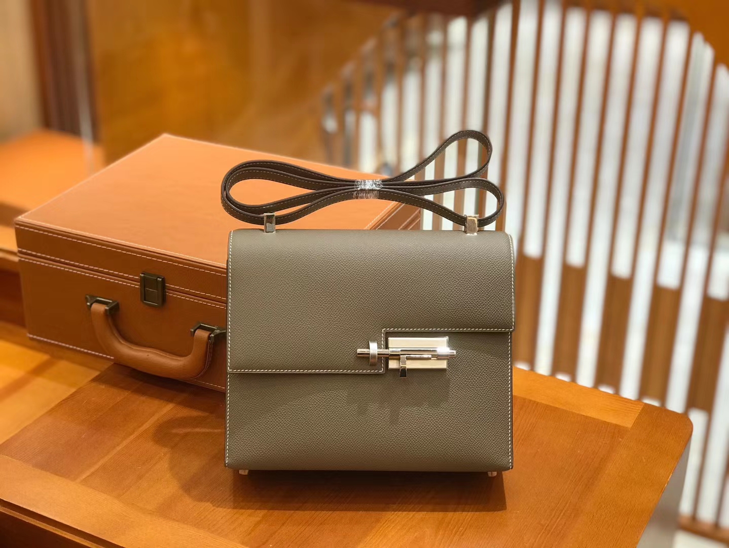 Hermès（爱马仕）Verrou 手枪包 23cm Epsom掌纹皮 大象灰 原版蜜蜡线 顶级手缝工艺