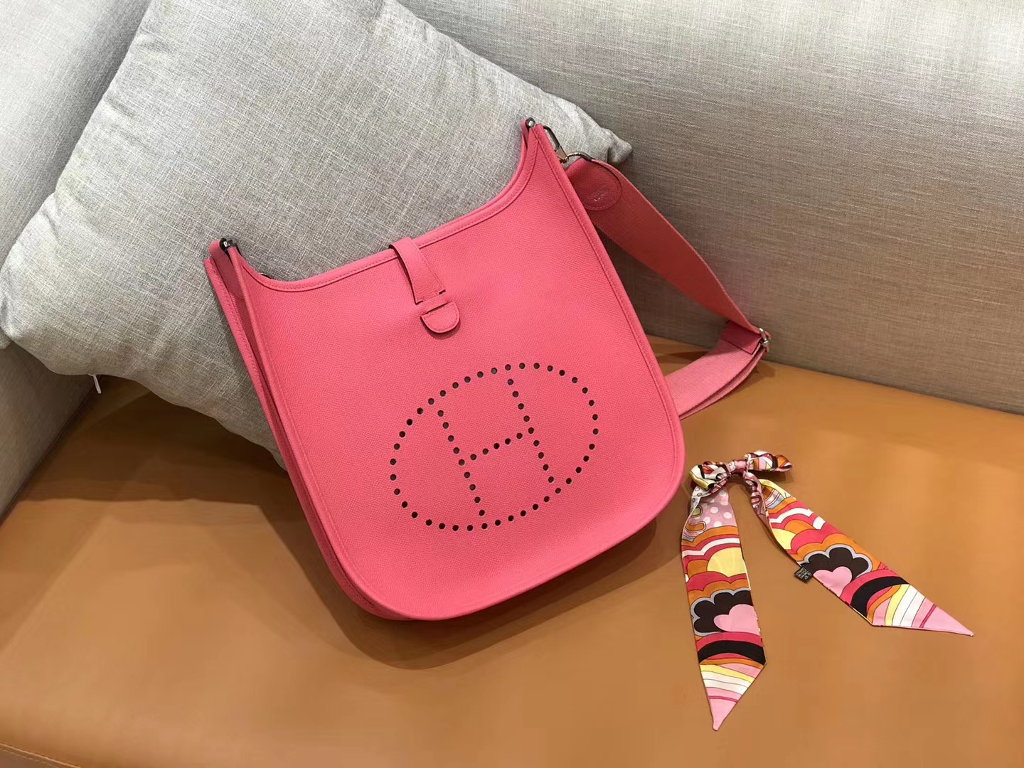 Hermès（爱马仕）伊芙琳 Evelyne 掌纹 唇膏粉 银扣 29cm 全手工缝制