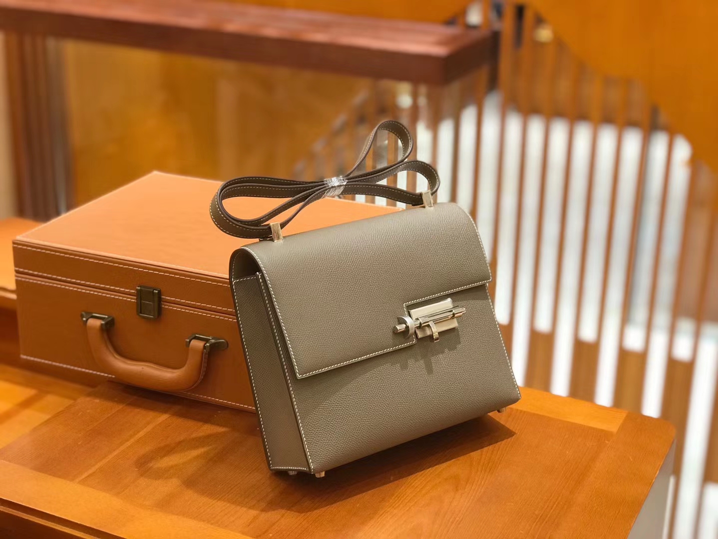 Hermès（爱马仕）Verrou 手枪包 23cm Epsom掌纹皮 大象灰 原版蜜蜡线 顶级手缝工艺