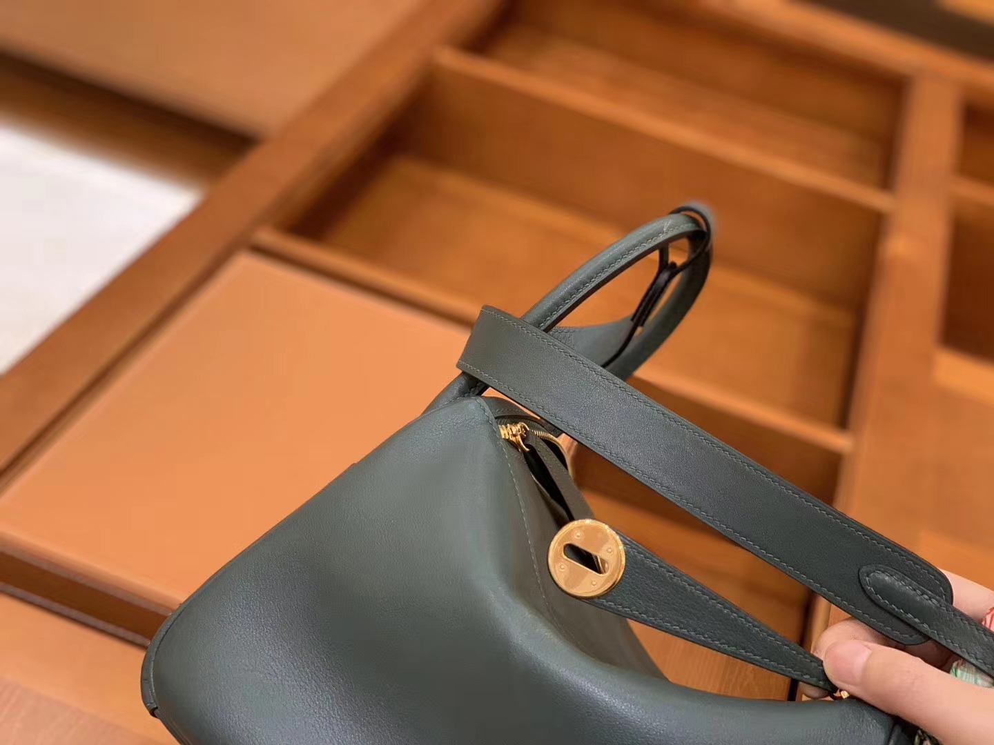 Hermès（爱马仕）Lindy 26cm 松柏绿拼丝绒绿 Swift 牛皮 银扣 原版蜜蜡线 顶级手工缝制