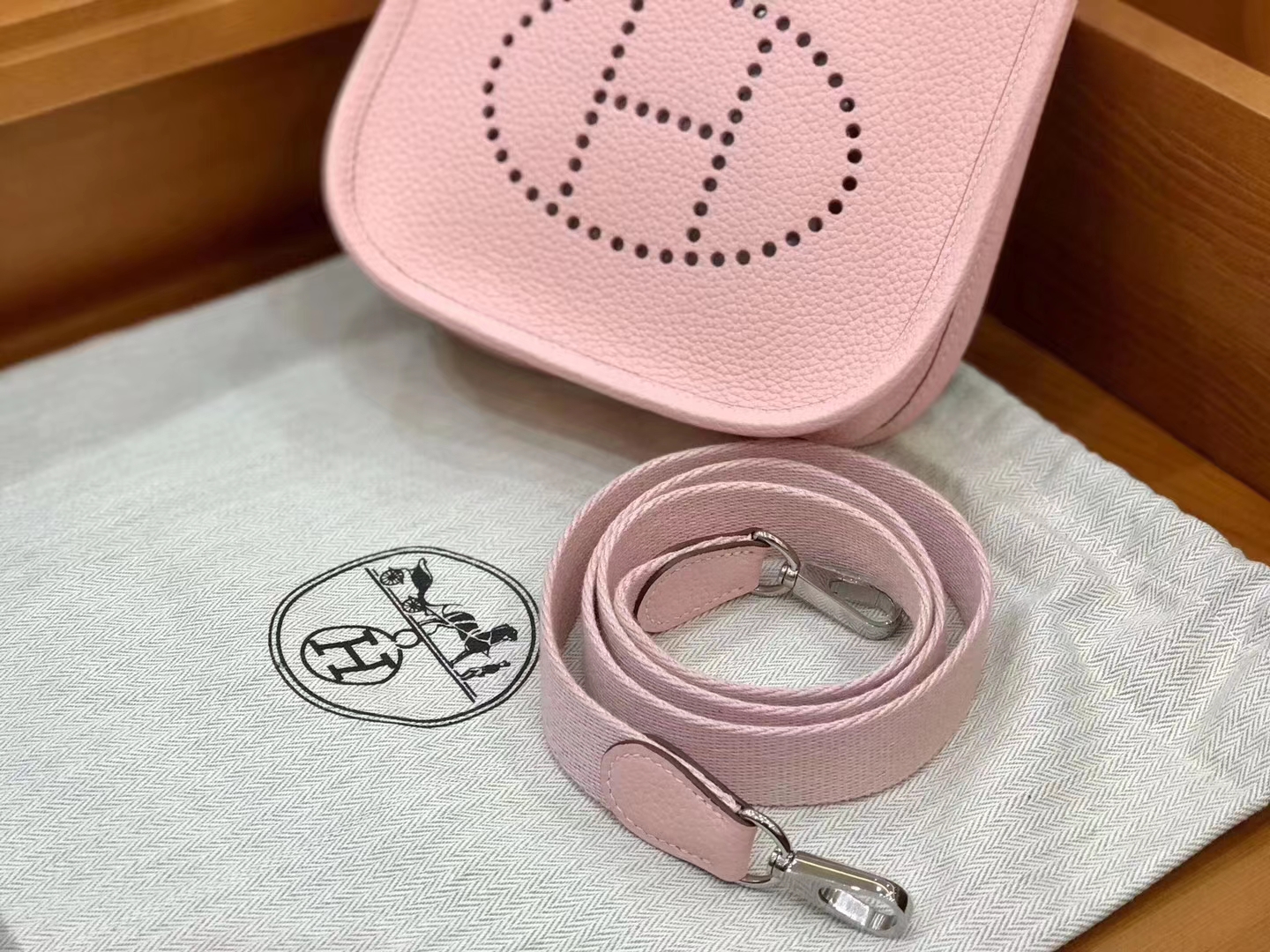 Hermès（爱马仕）伊芙琳 17cm 奶昔粉 TC大牛皮 银扣 原版蜜蜡线 顶级手工 现货