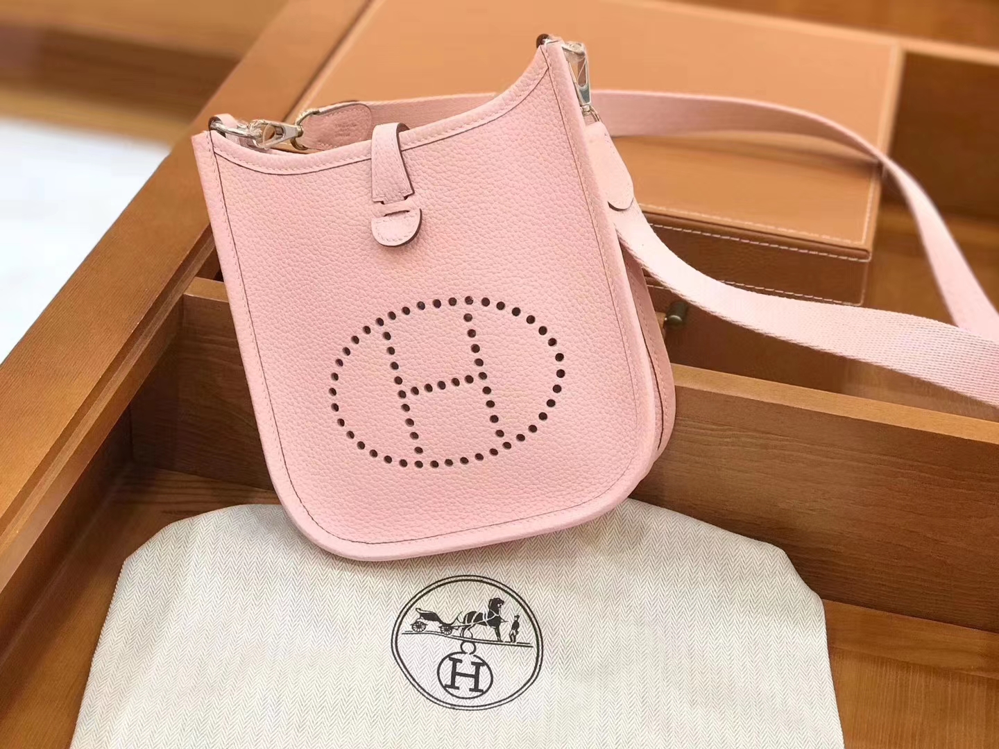 Hermès（爱马仕）伊芙琳 17cm 奶昔粉 TC大牛皮 银扣 原版蜜蜡线 顶级手工 现货