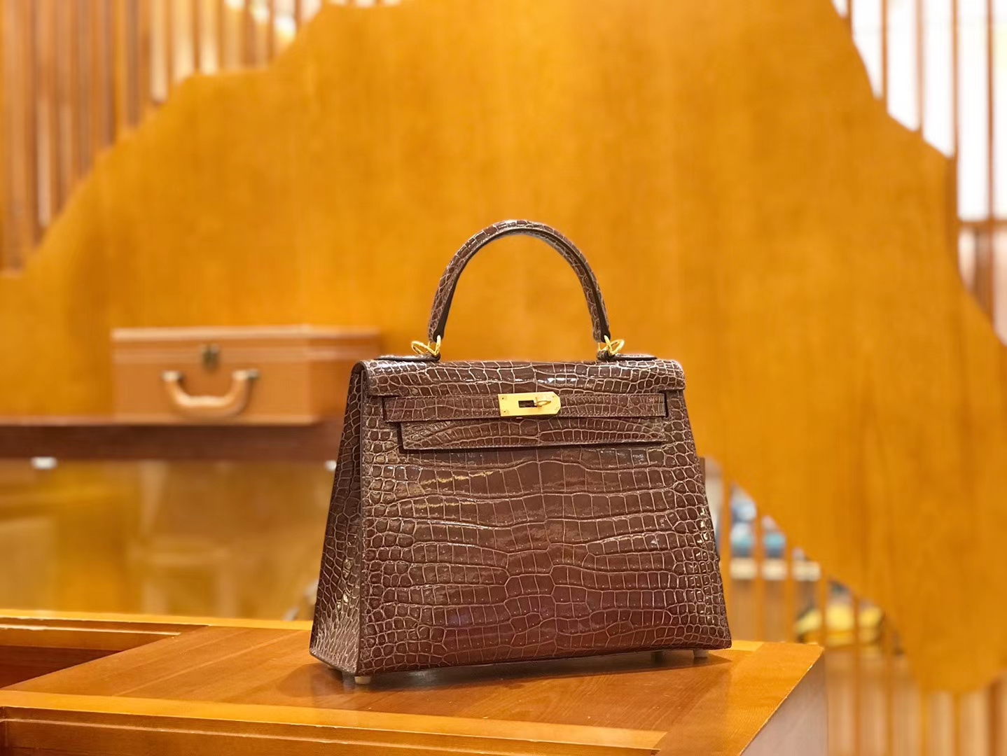 Hermès（爱马仕）Kelly 28cm 咖啡色 摩卡色 野生湾鳄 鳄鱼皮 金扣 原版蜜蜡线 顶级手缝 现货