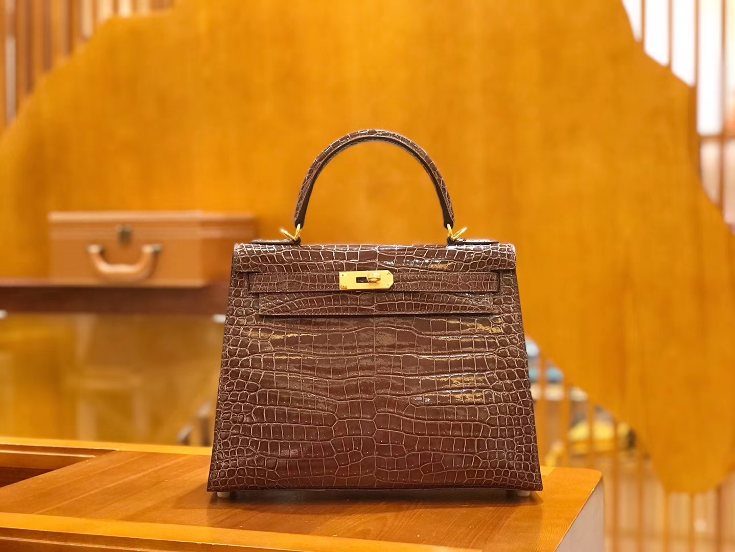 Hermès（爱马仕）Kelly 28cm 咖啡色 摩卡色 野生湾鳄 鳄鱼皮 金扣 原版蜜蜡线 顶级手缝 现货