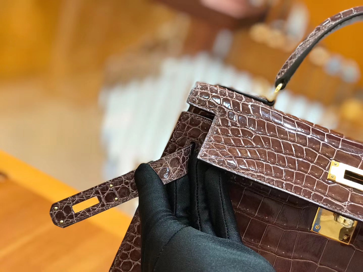 Hermès（爱马仕）Kelly 28cm 咖啡色 摩卡色 野生湾鳄 鳄鱼皮 金扣 原版蜜蜡线 顶级手缝 现货