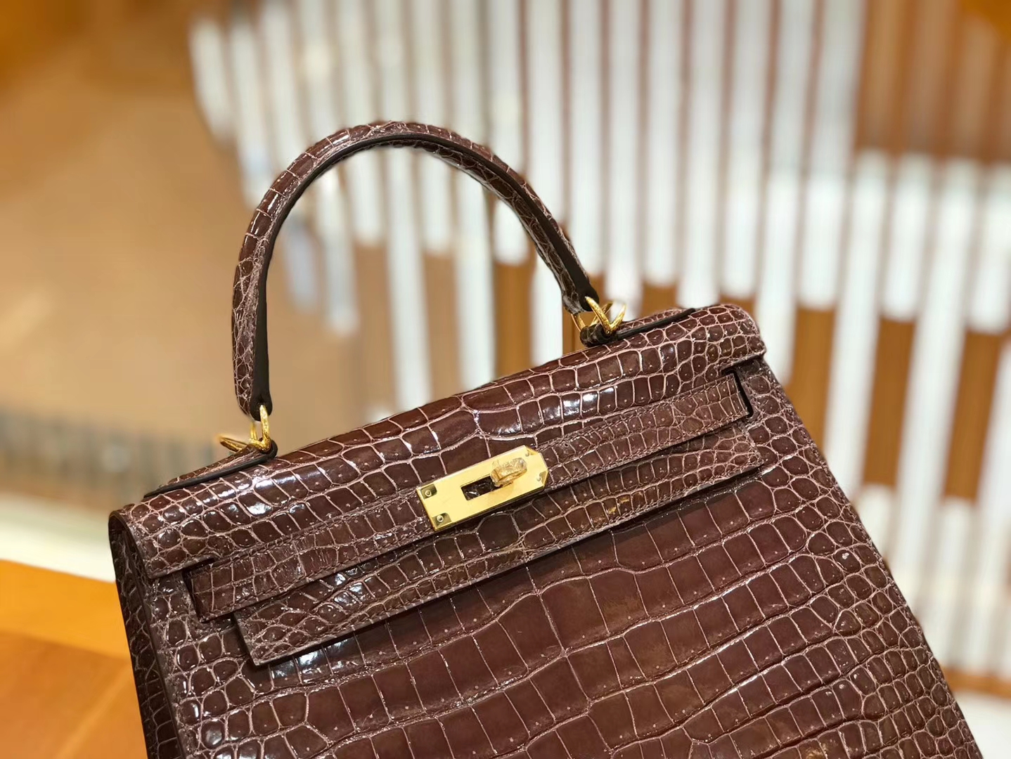 Hermès（爱马仕）Kelly 28cm 咖啡色 摩卡色 野生湾鳄 鳄鱼皮 金扣 原版蜜蜡线 顶级手缝 现货