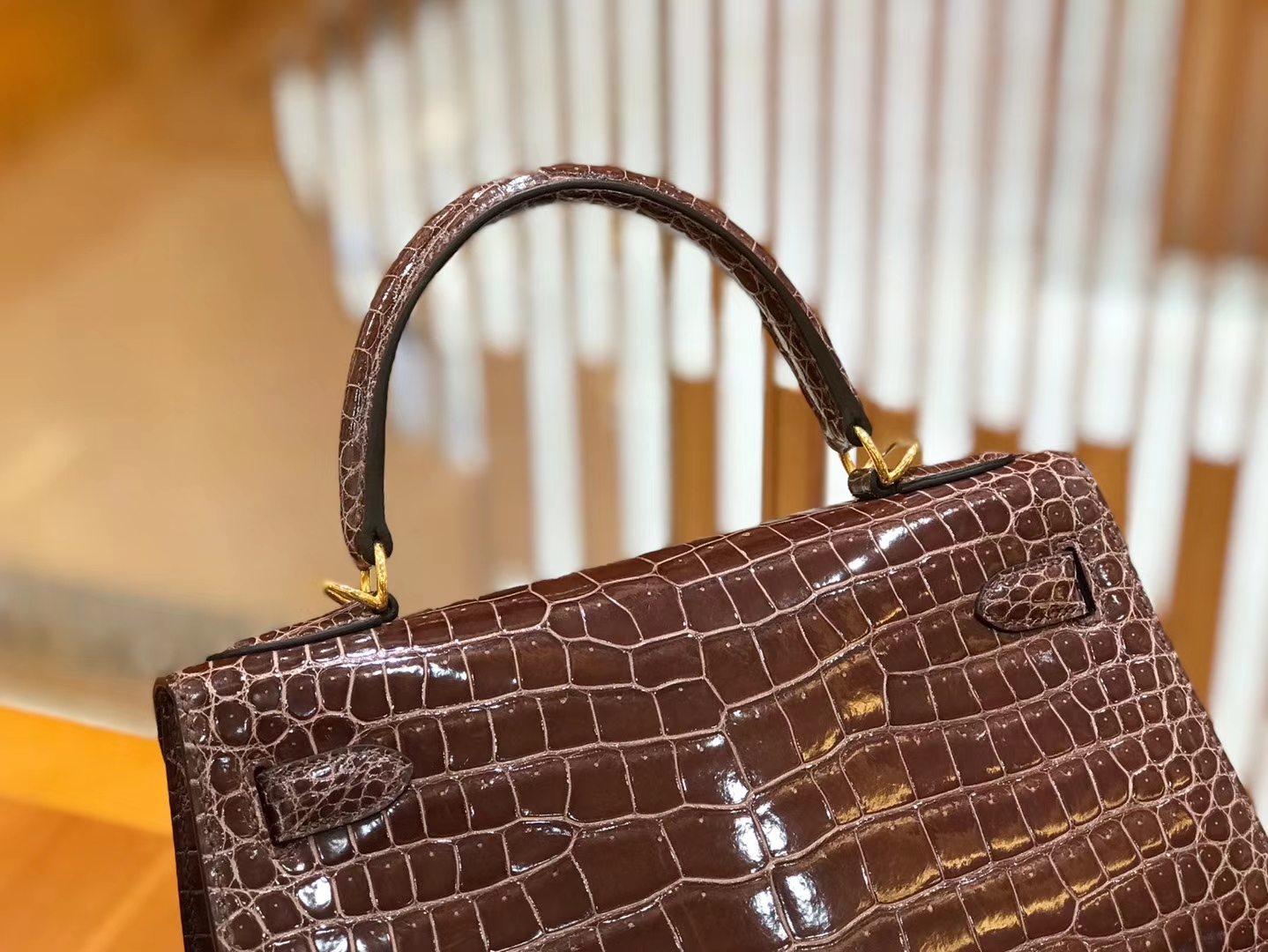 Hermès（爱马仕）Kelly 28cm 咖啡色 摩卡色 野生湾鳄 鳄鱼皮 金扣 原版蜜蜡线 顶级手缝 现货