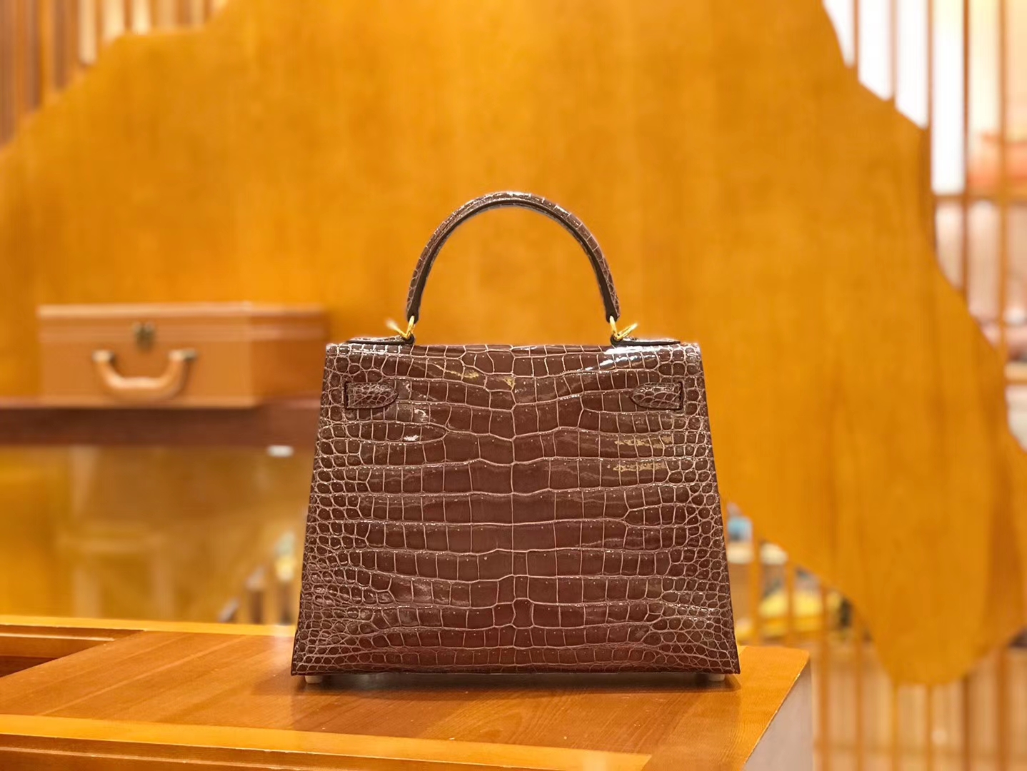 Hermès（爱马仕）Kelly 28cm 咖啡色 摩卡色 野生湾鳄 鳄鱼皮 金扣 原版蜜蜡线 顶级手缝 现货